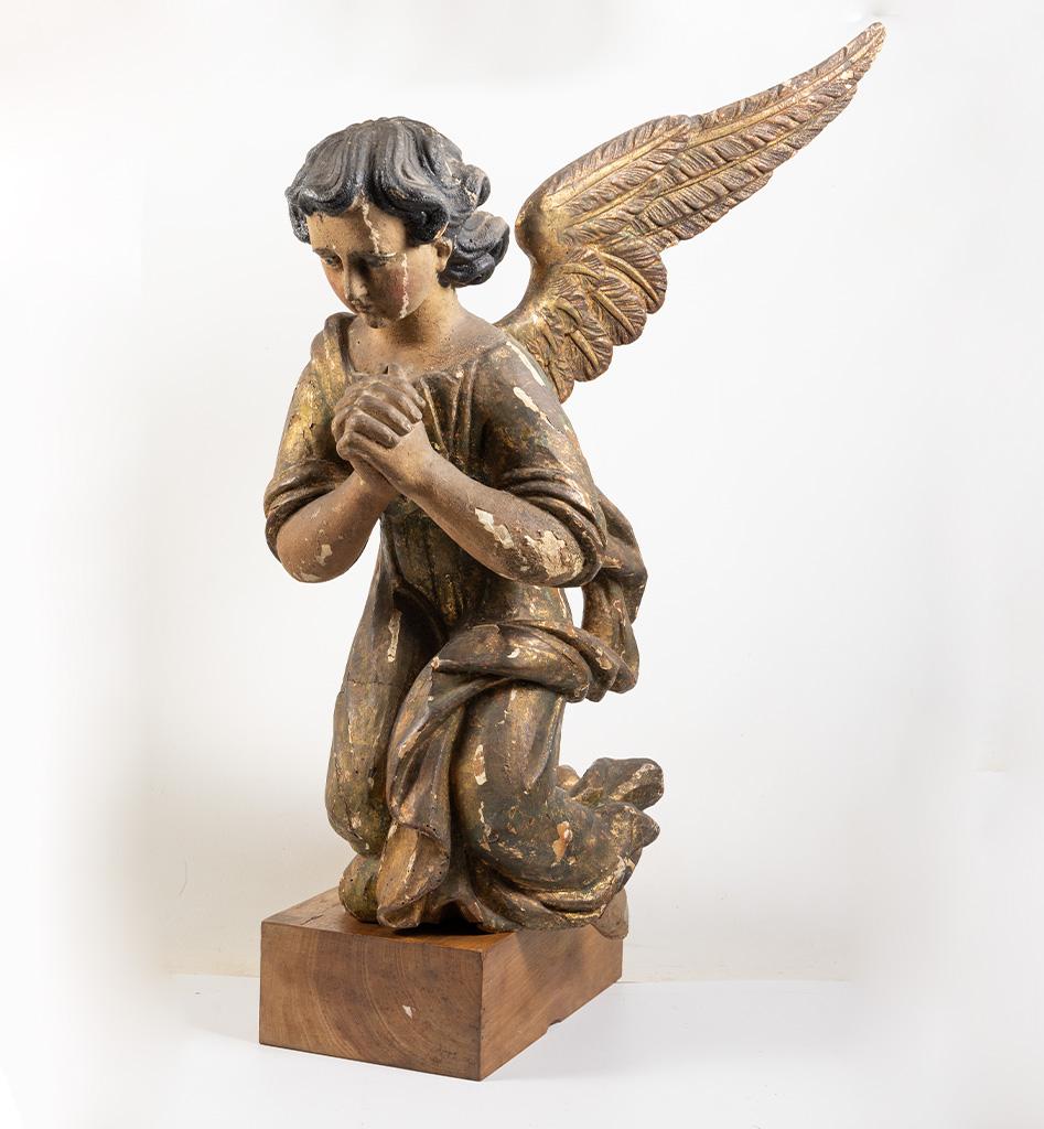 Baroque Ange en bois sculpté du XVIIe siècle - Sculpture polychrome et dorée en vente
