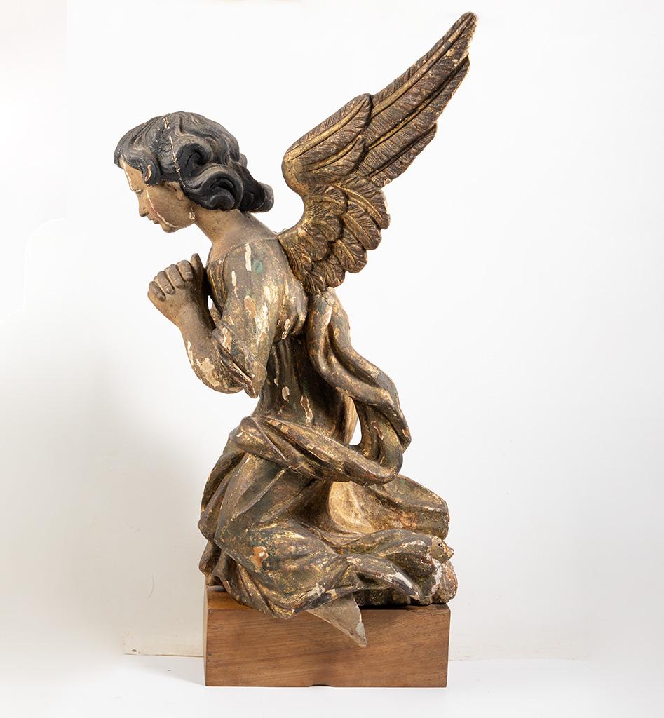 italien Ange en bois sculpté du XVIIe siècle - Sculpture polychrome et dorée en vente