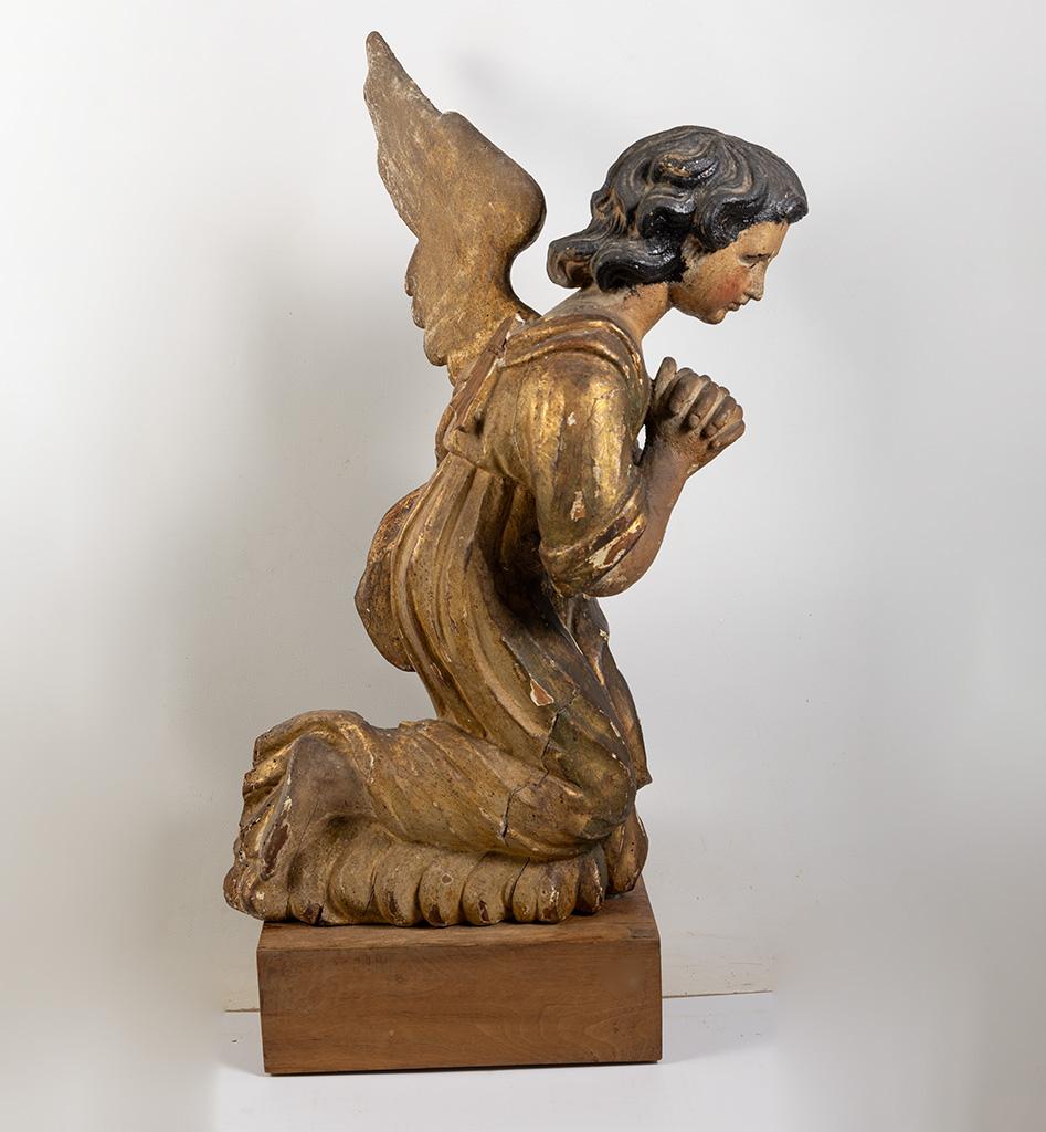 Polychromé Ange en bois sculpté du XVIIe siècle - Sculpture polychrome et dorée en vente