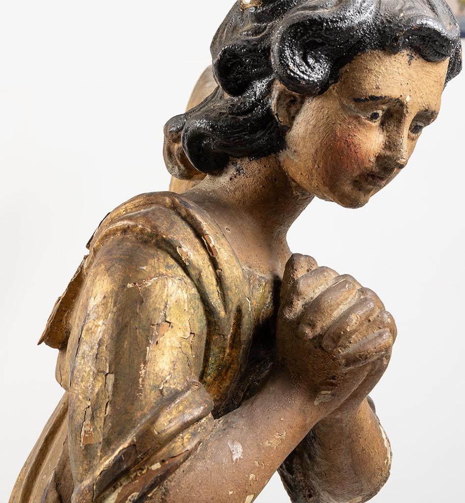 XVIIIe siècle et antérieur Ange en bois sculpté du XVIIe siècle - Sculpture polychrome et dorée en vente
