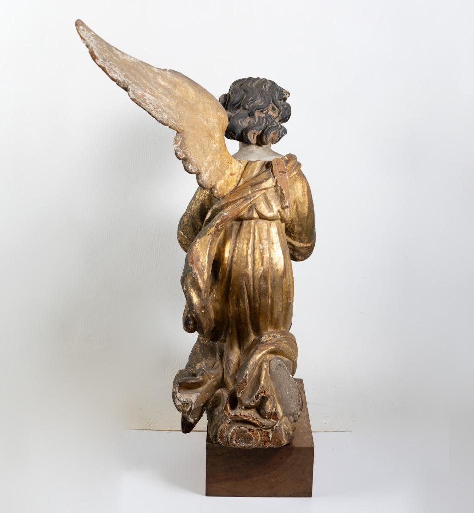 Bois Ange en bois sculpté du XVIIe siècle - Sculpture polychrome et dorée en vente