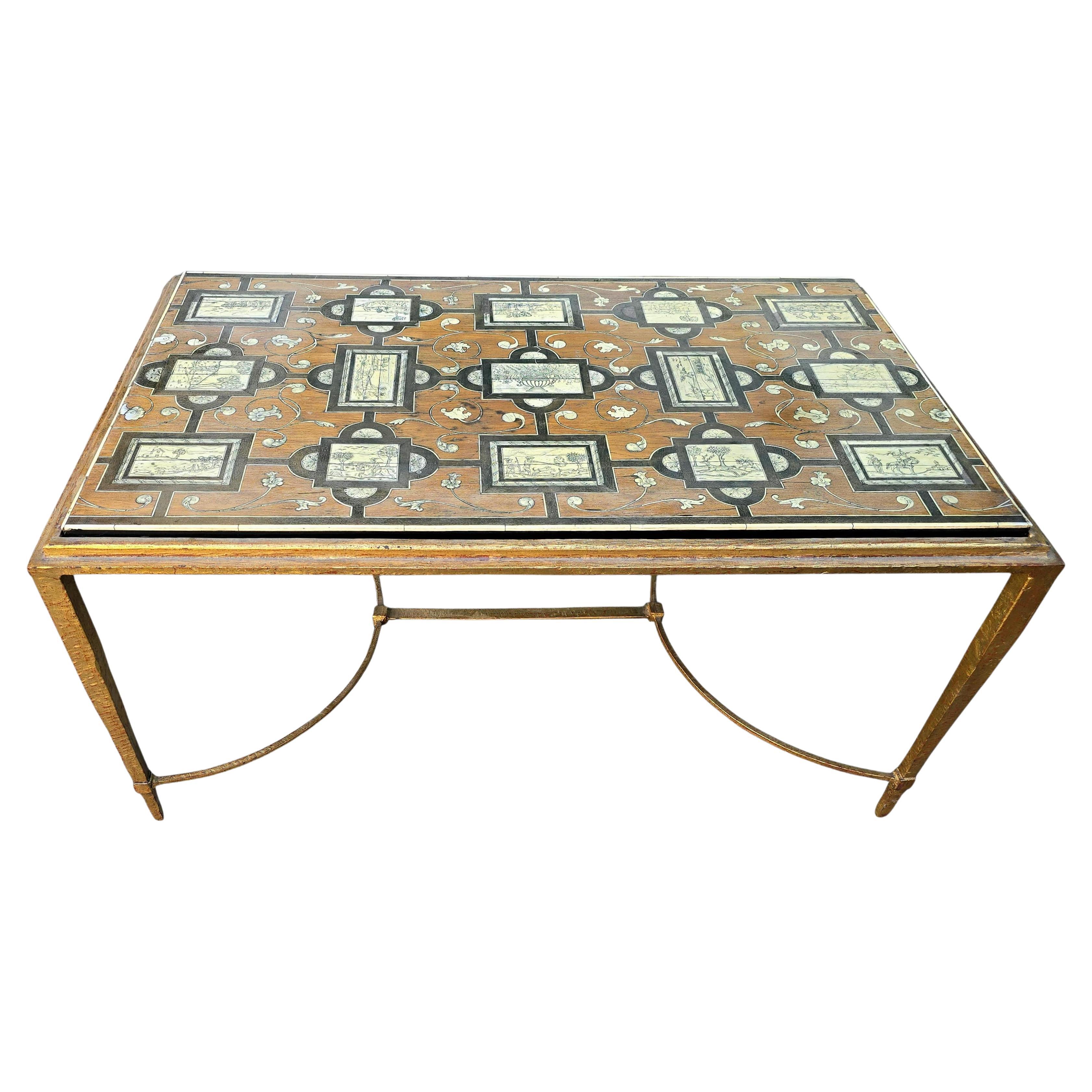 Tablero de madera tallada del siglo XVII con escena de caza sobre base de hierro dorado de los años 50 en venta