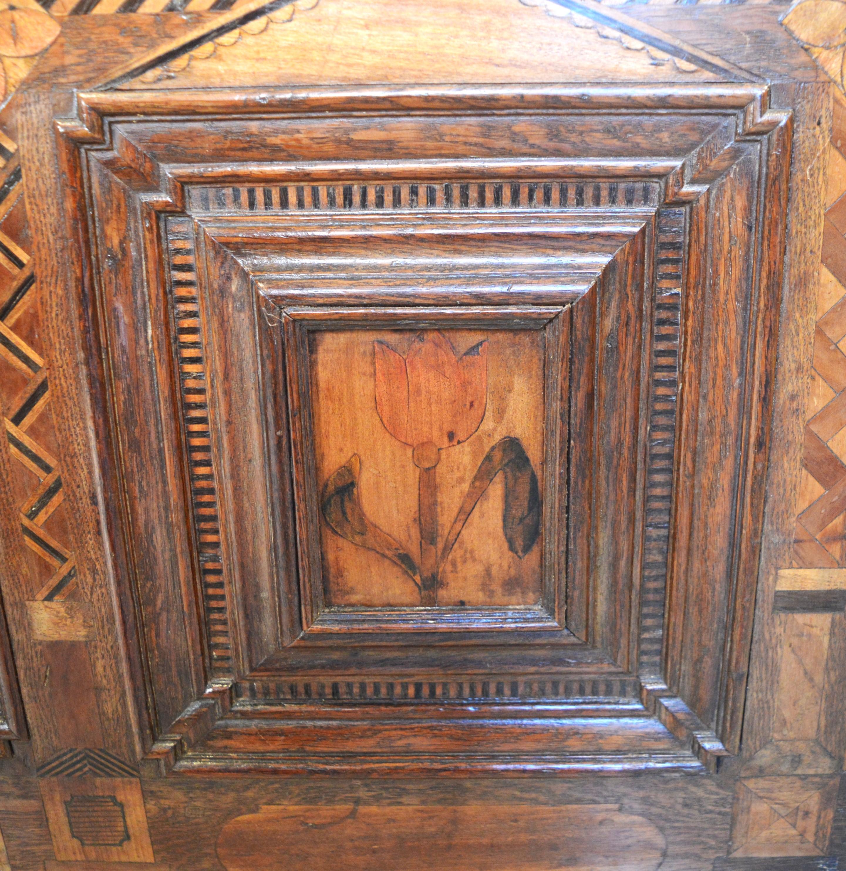 17th Century Cassone Coffer in Oak and Walnut In Good Condition In Penzance, GB