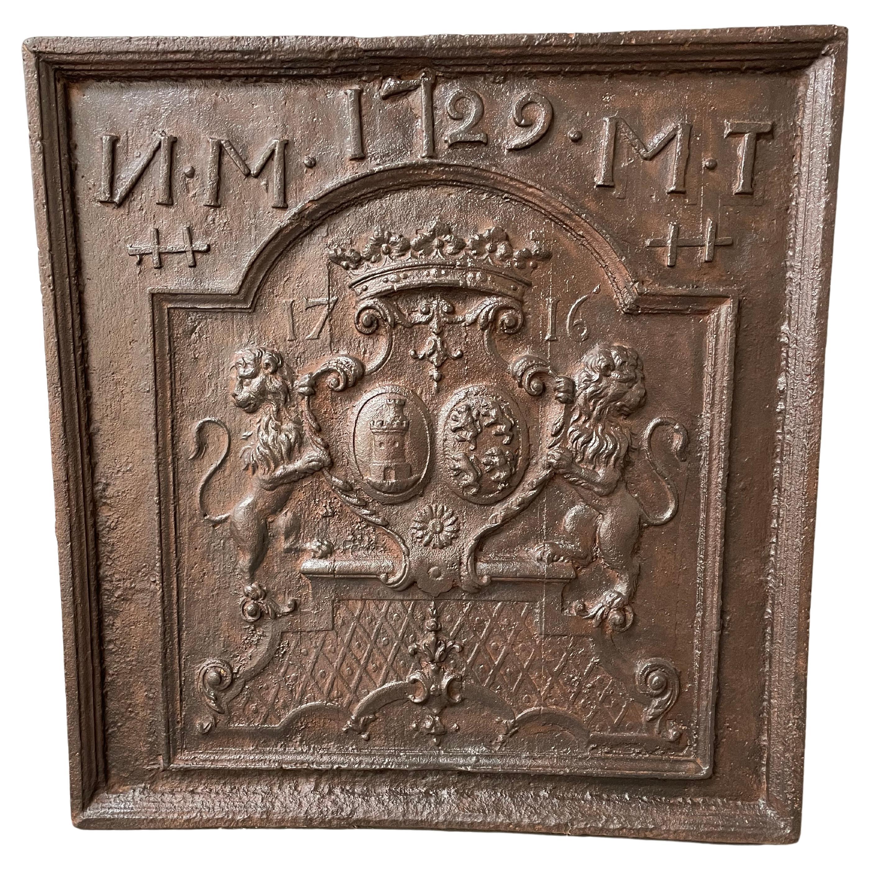 Gusseiserne Feuerplatte aus dem 17. Jahrhundert mit Dat und Familienschild im Angebot