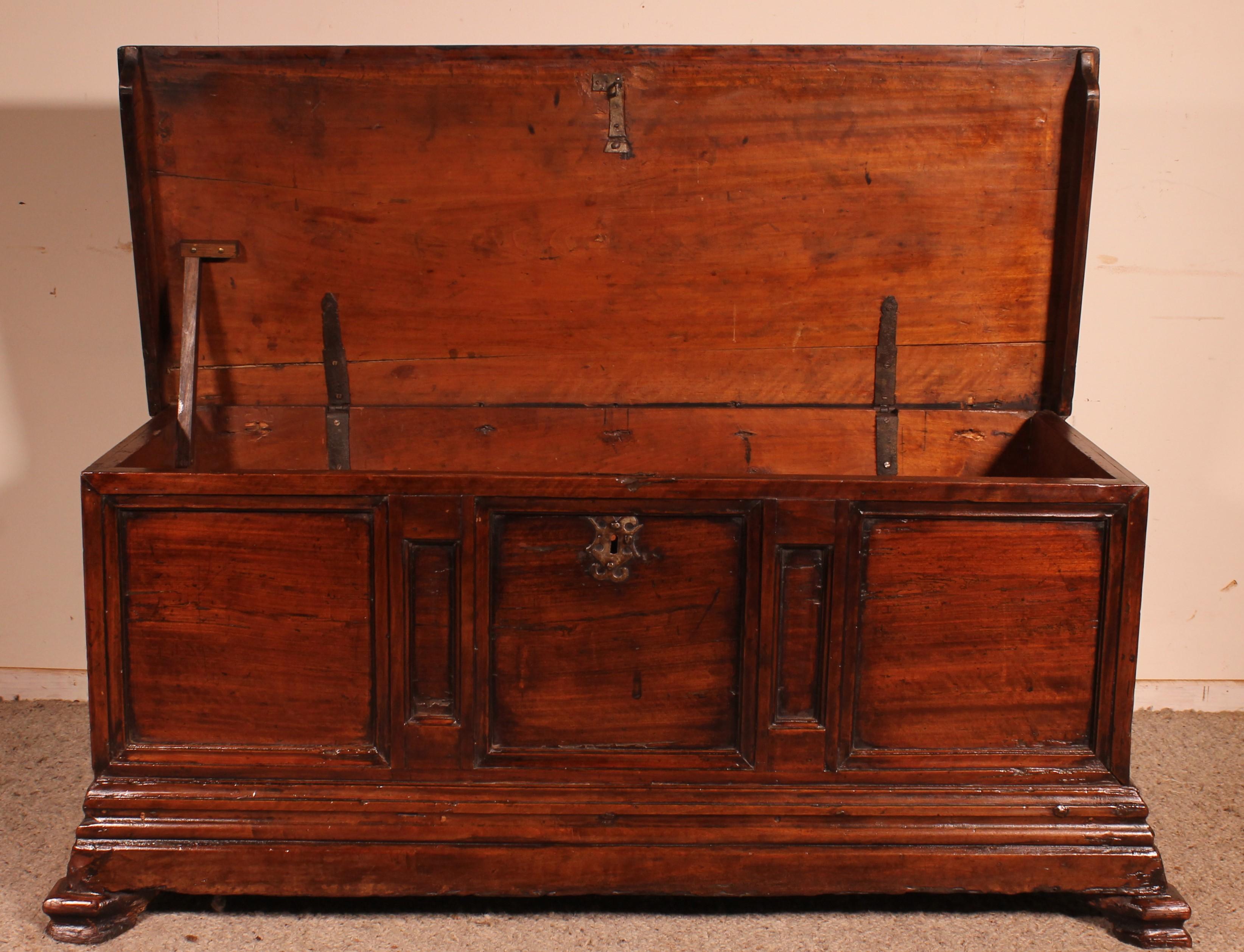 17th Century Catalan Chest In Good Condition For Sale In Brussels, Brussels