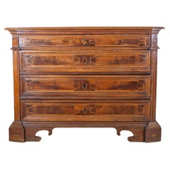 17th-Century Central Italian Walnut Commode with Maple Inlay 17th-Century Central Italian Walnut Commode with Maple Inlay