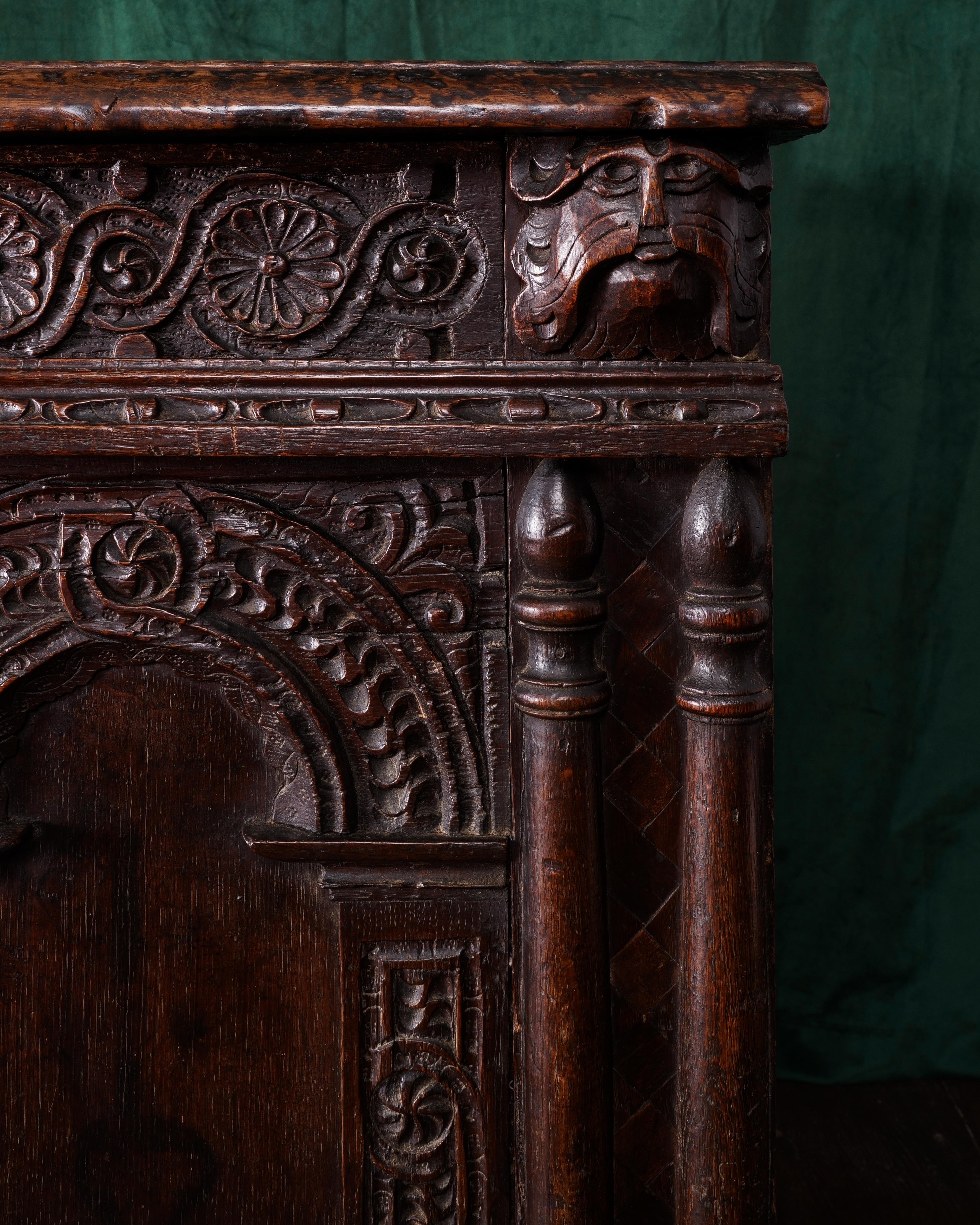 Geschnitzte und eingelegte Eichenholztruhe aus dem 17. Jahrhundert, Karl I., England, um 1640 im Zustand „Gut“ im Angebot in Leominster, GB