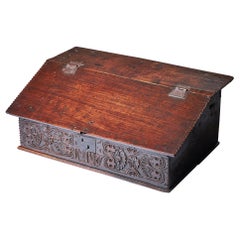 Ecritoire ou boîte de bureau en chêne sculpté du 17e siècle Charles II vers 1670 Angleterre