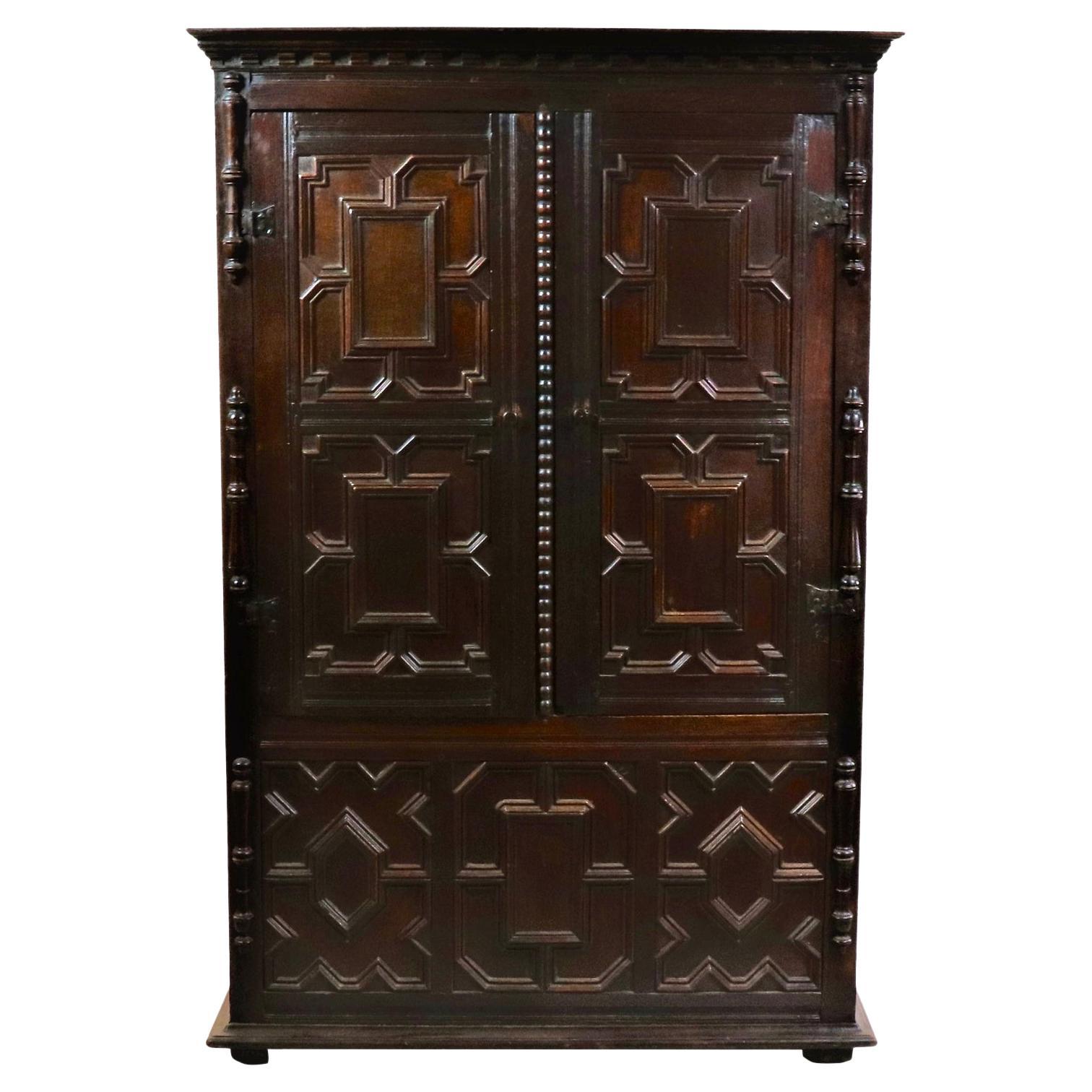 Armoire anglaise Charles II du 17ème siècle en vente