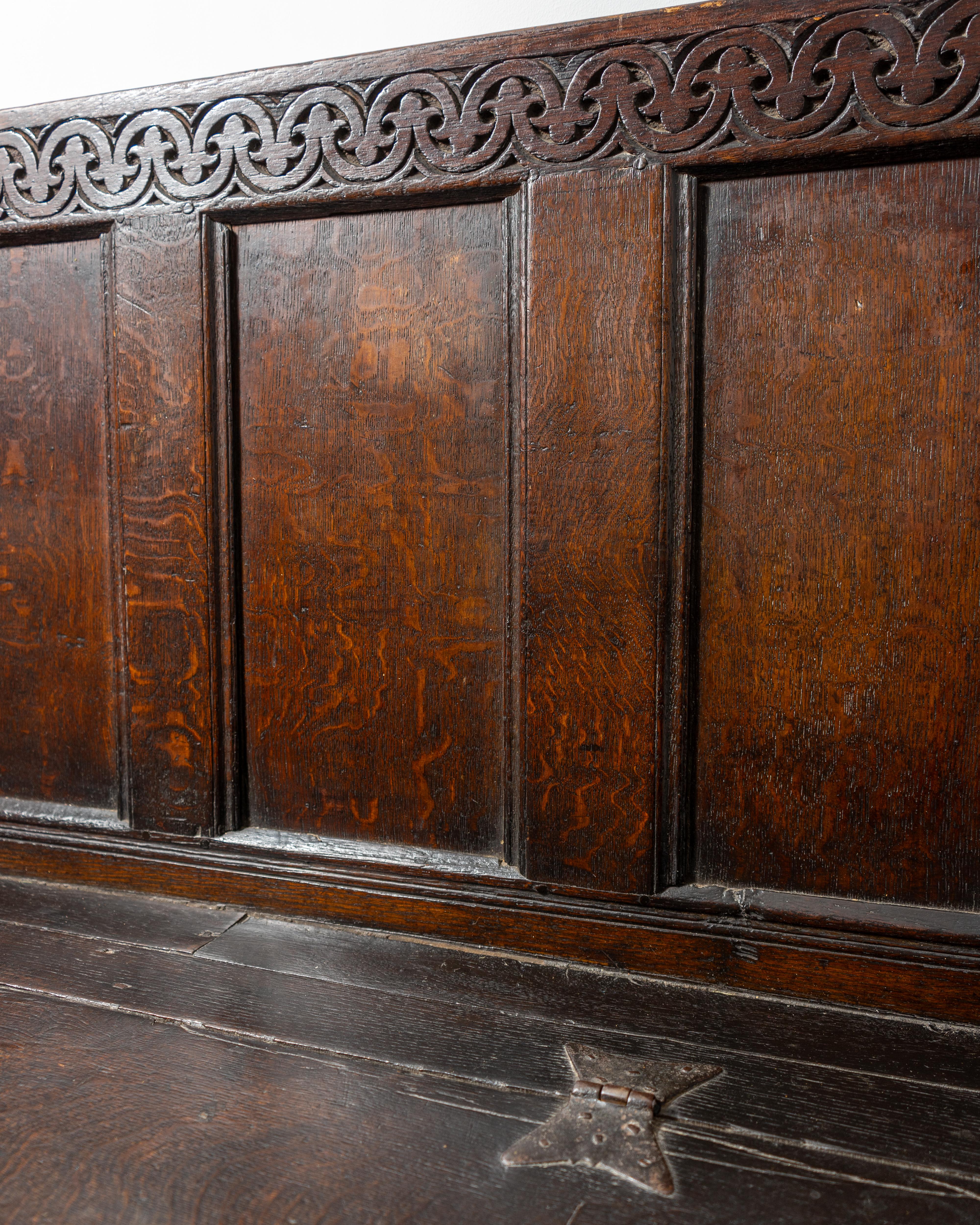 17th Century, Charles II, Joined Oak Box Settle, England, Circa 1660 In Good Condition For Sale In Leominster, GB