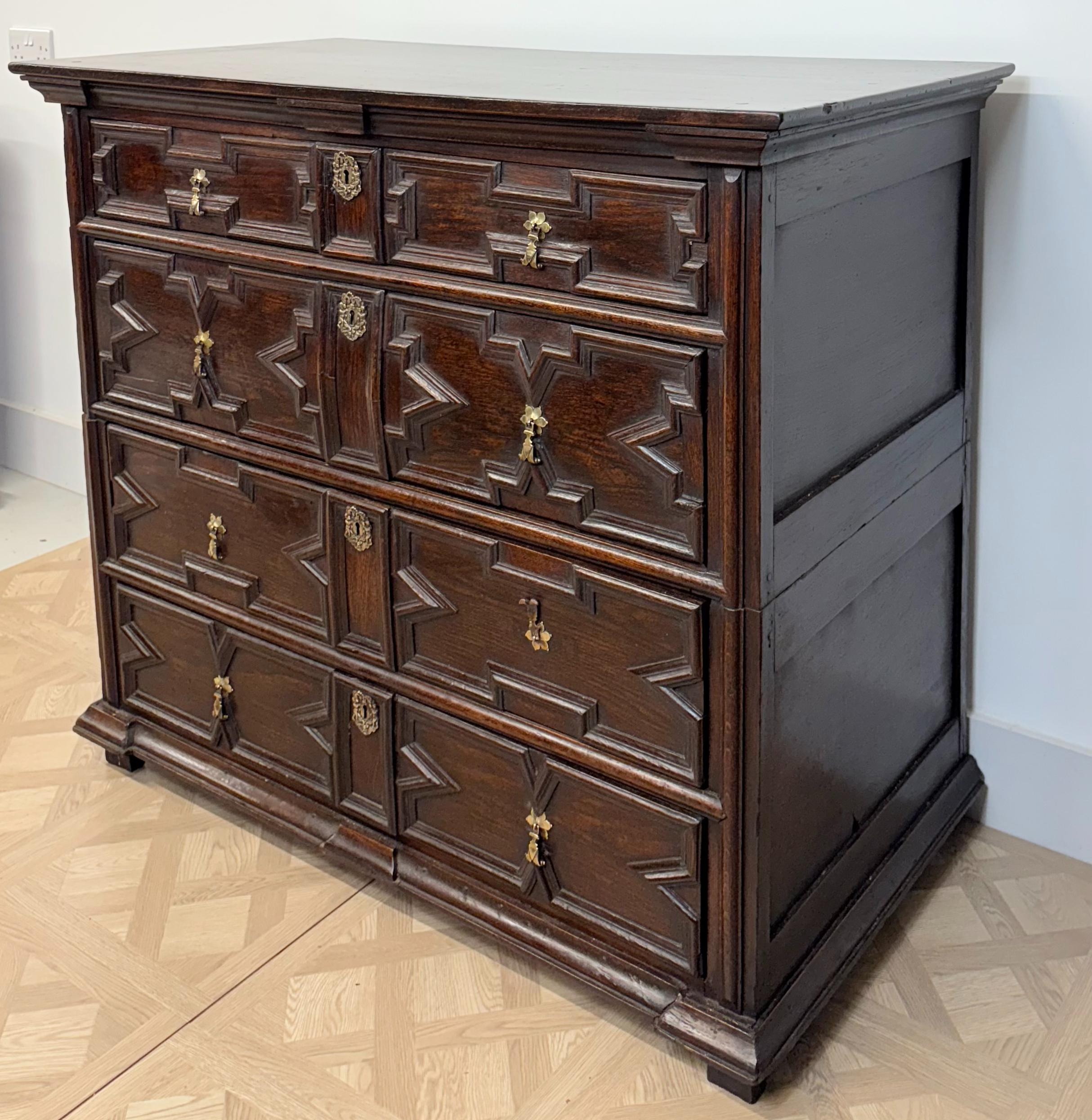 17th Century Charles II Oak Chest Of Drawers (Handgeschnitzt) im Angebot