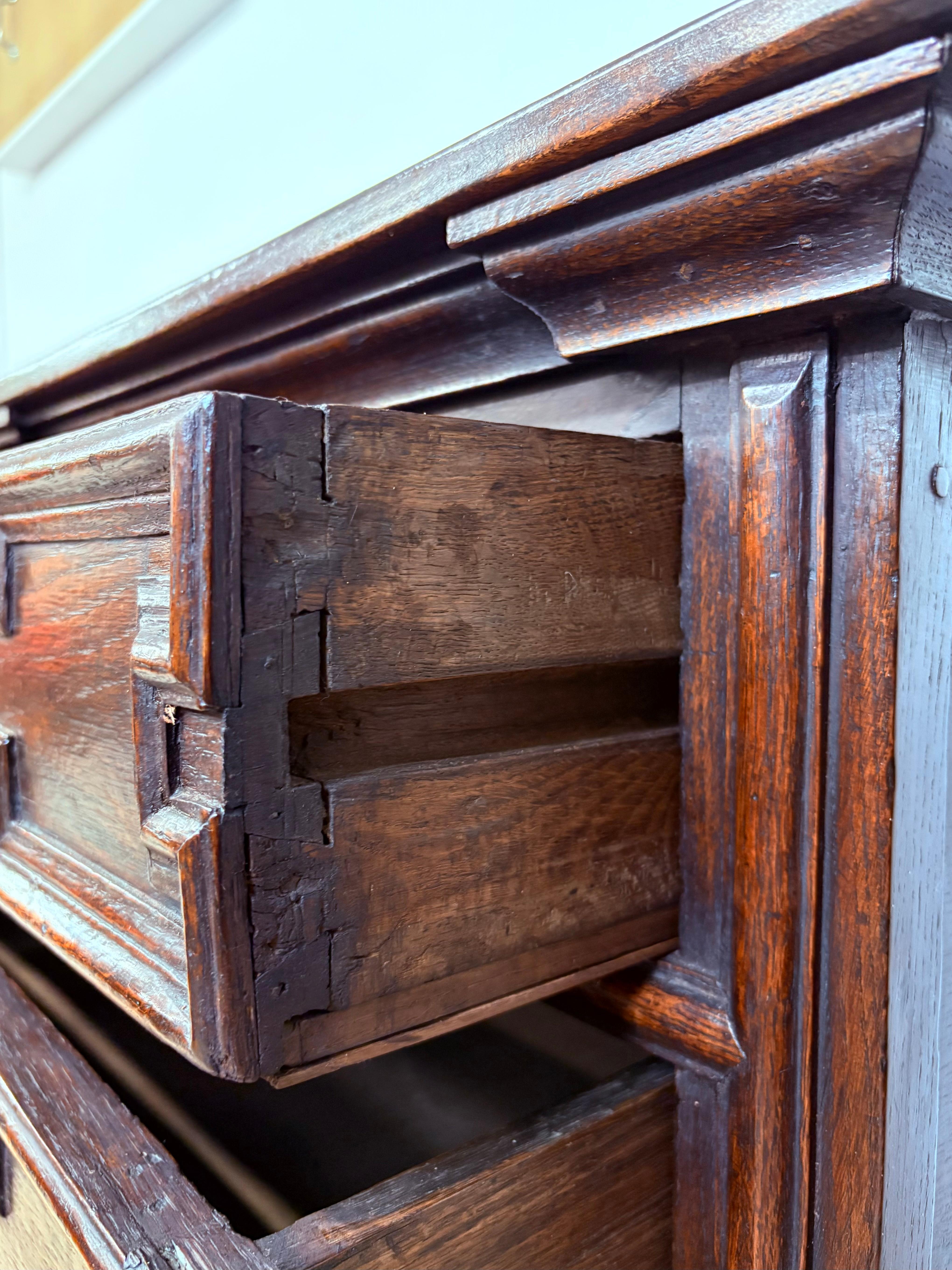 17th Century Charles II Oak Chest Of Drawers im Zustand „Gut“ im Angebot in Hoddesdon, GB