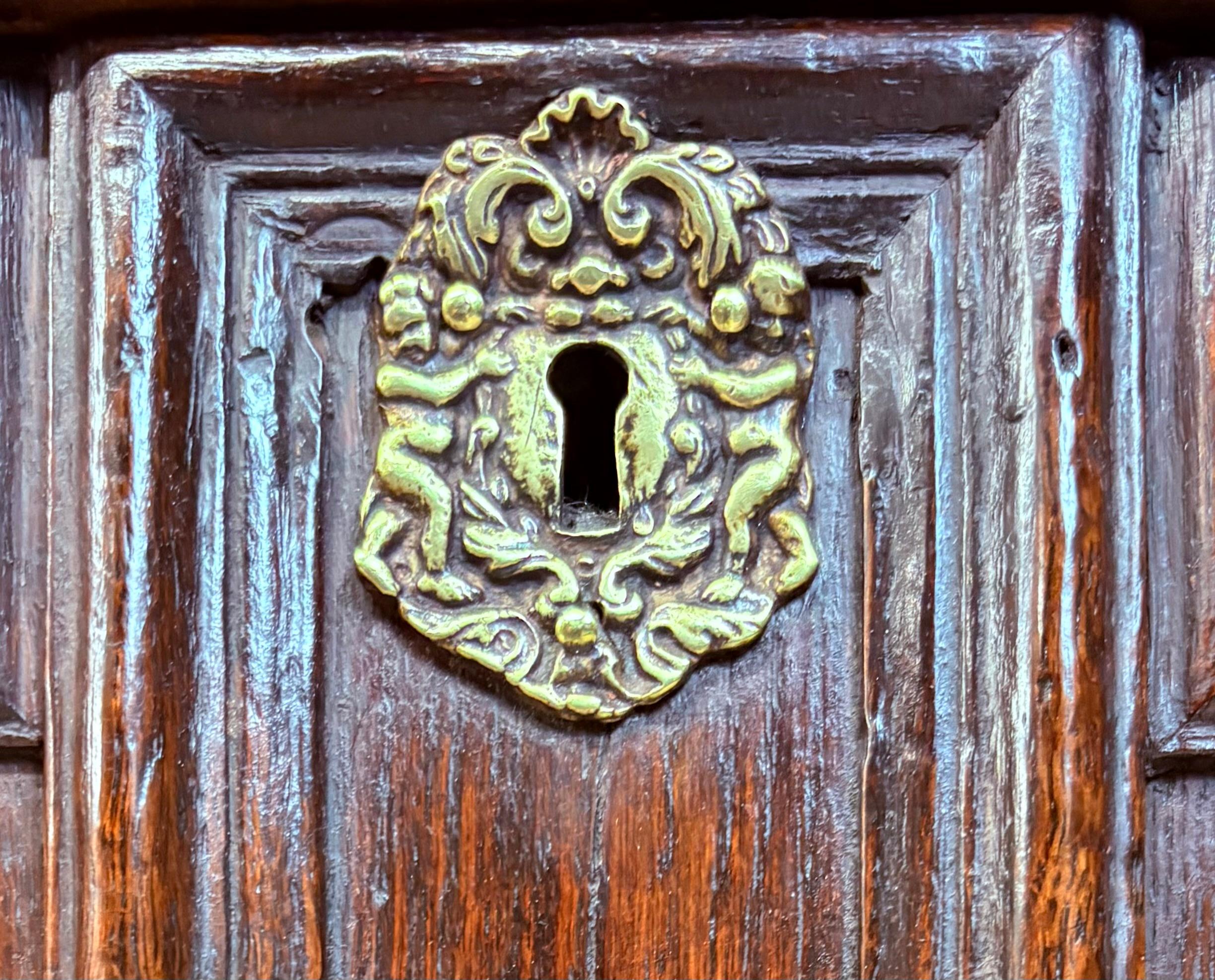 17th Century Charles II Oak Chest Of Drawers (18. Jahrhundert und früher) im Angebot