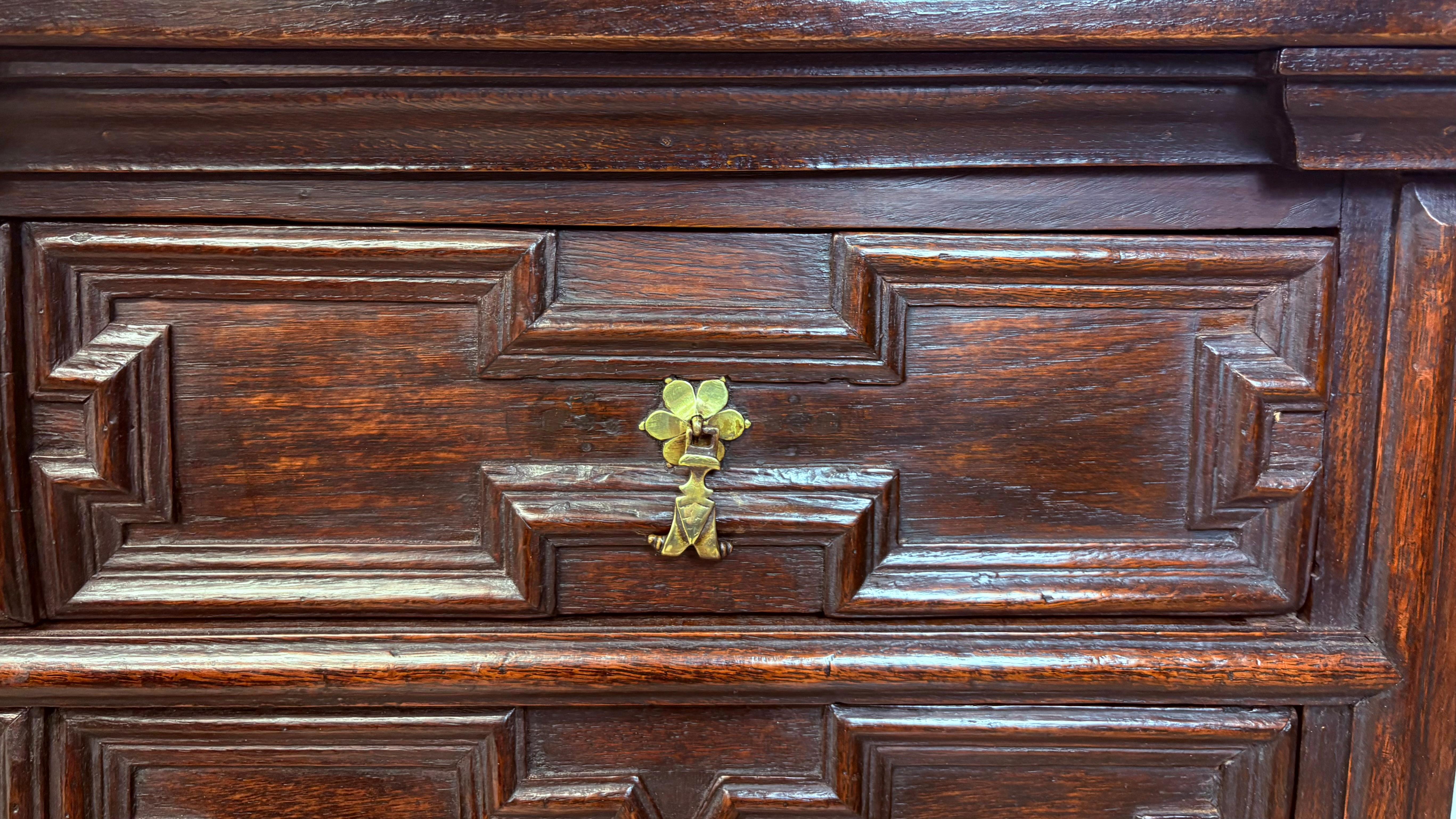17th Century Charles II Oak Chest Of Drawers (Messing) im Angebot