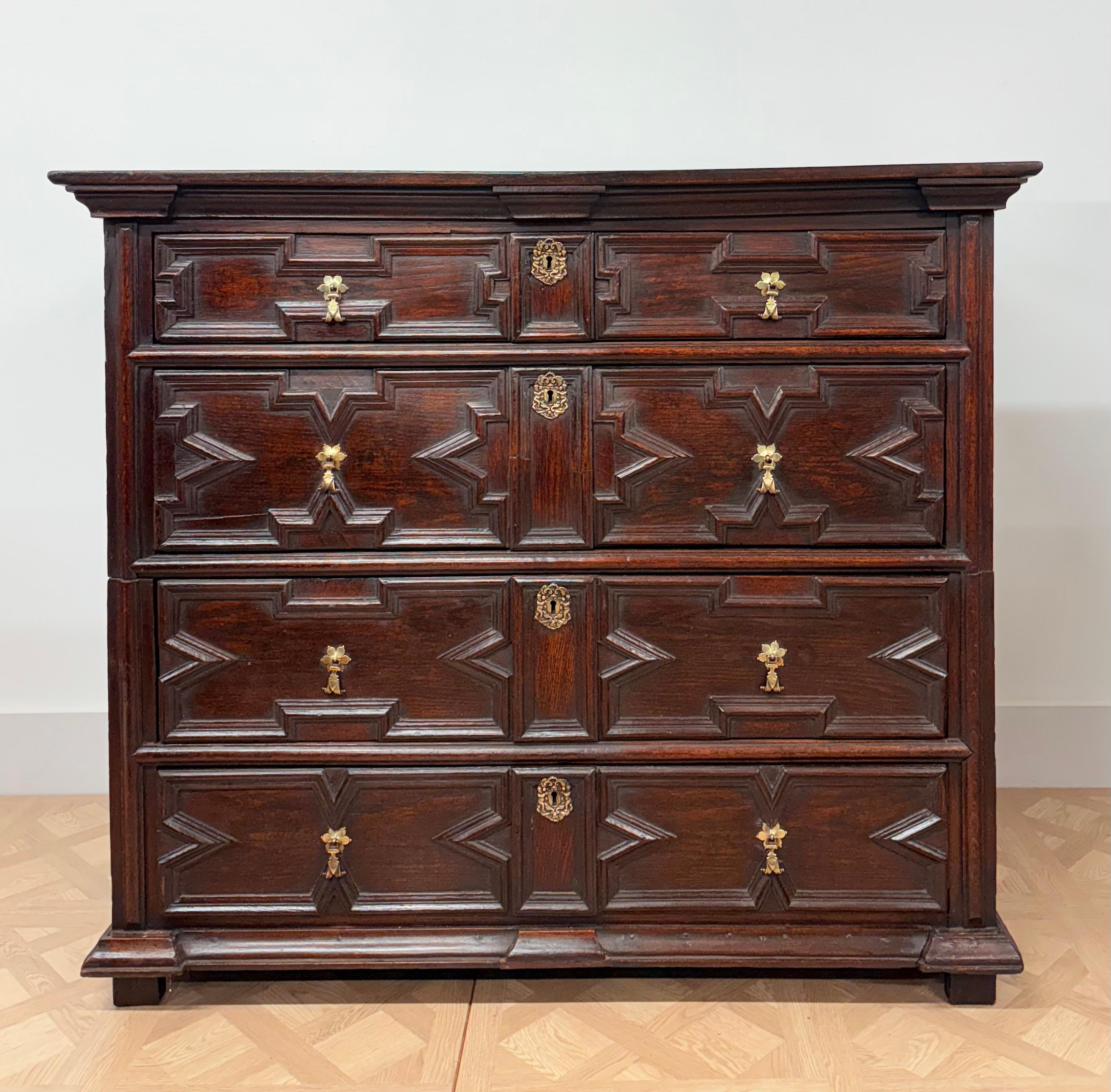 Cómoda de roble Carlos II del siglo XVII en venta 1