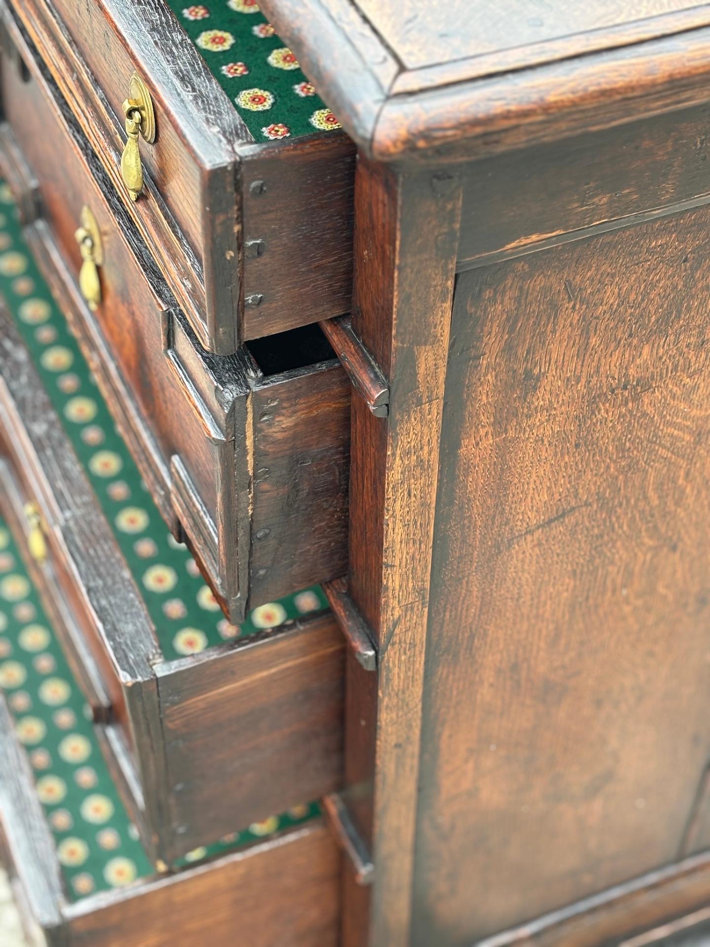 Cassettiera geometrica in Oak del XVII secolo, periodo Charles II, Giacobino in vendita 6