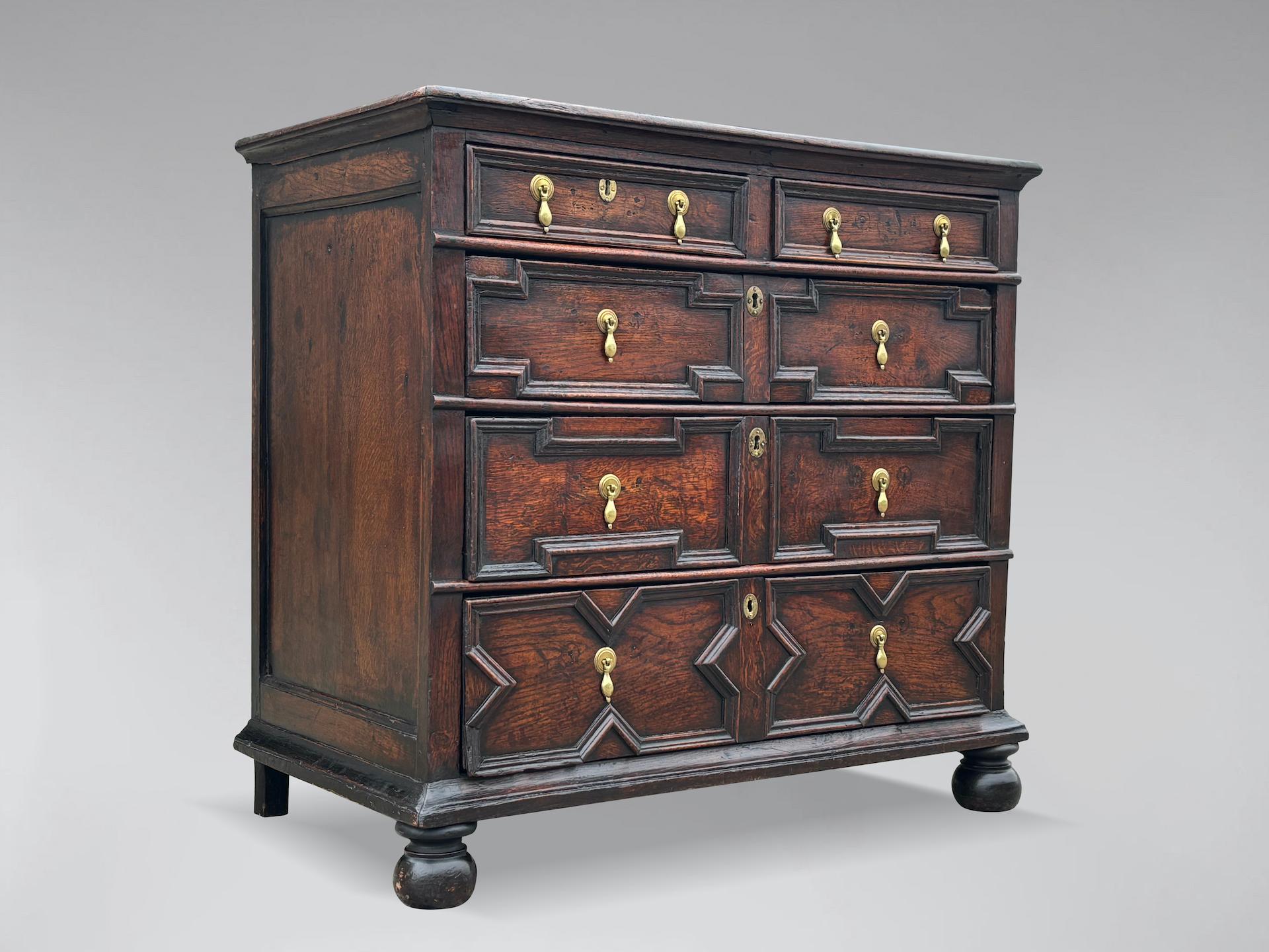 Questa affascinante cassettiera geometrica in quercia giacobina Charles II del XVII secolo presenta un colore e una patina eccezionali. Presenta un piano rettangolare a listelli con bordo modellato, posizionato sopra due cassetti piccoli e tre