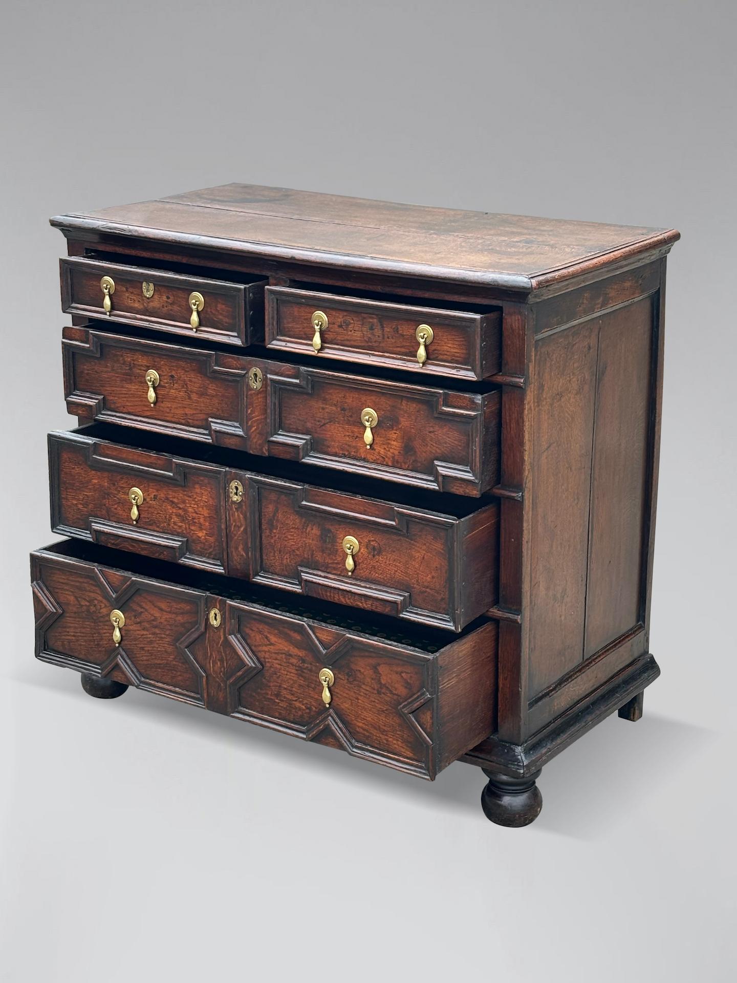 Britannico Cassettiera geometrica in Oak del XVII secolo, periodo Charles II, Giacobino in vendita