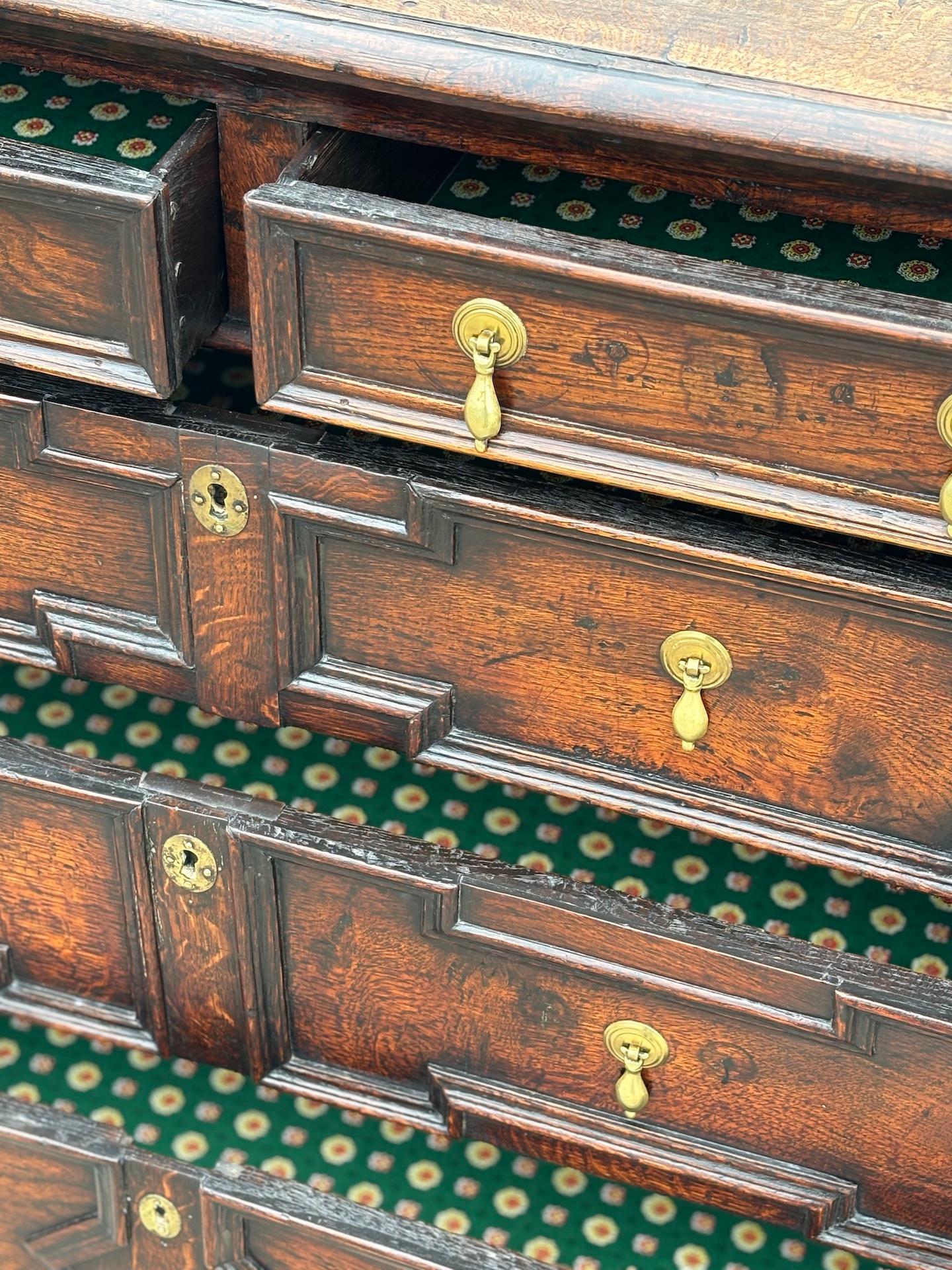 Ottone Cassettiera geometrica in Oak del XVII secolo, periodo Charles II, Giacobino in vendita