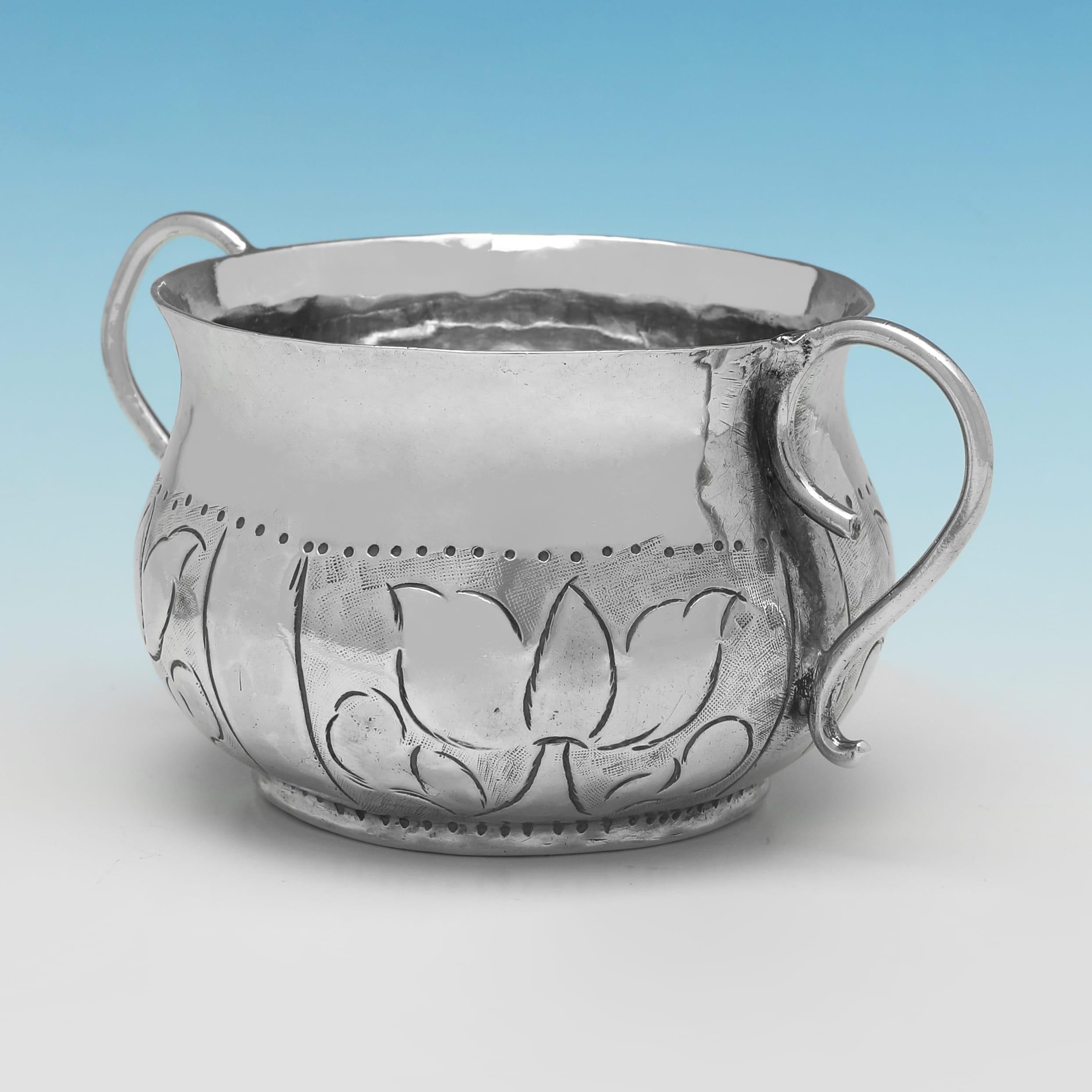Con marchio di Londra del 1669, questo bellissimo porringer antico in argento sterling del periodo Charles II ha una forma tradizionale con dettagli cesellati e incisi. Il marchio T.P è riportato nel libro di Jackson Silver & Gold marks of England