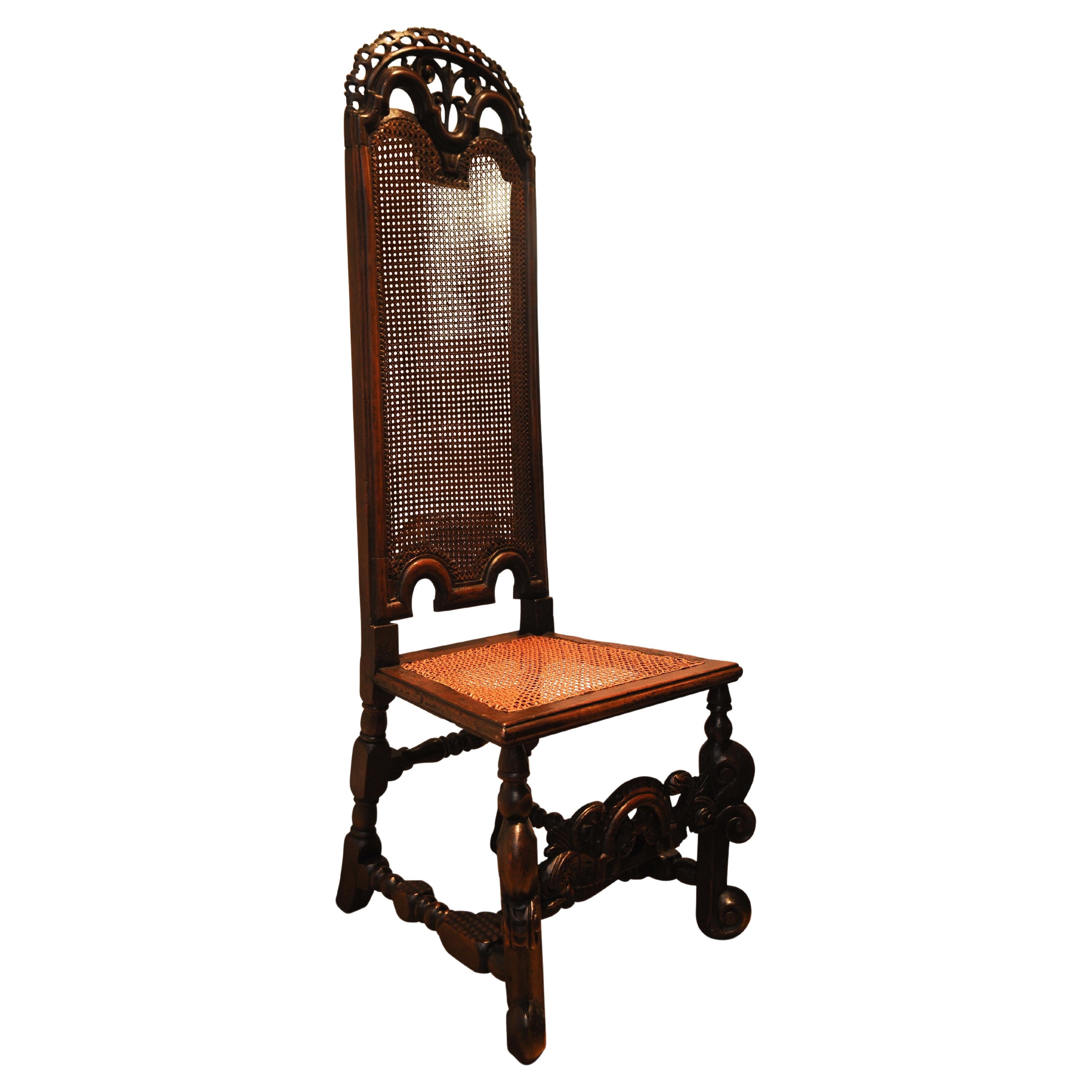 Chaise d'entrée Charles II du 17e siècle à haut dossier en noyer sculpté par Bergère 