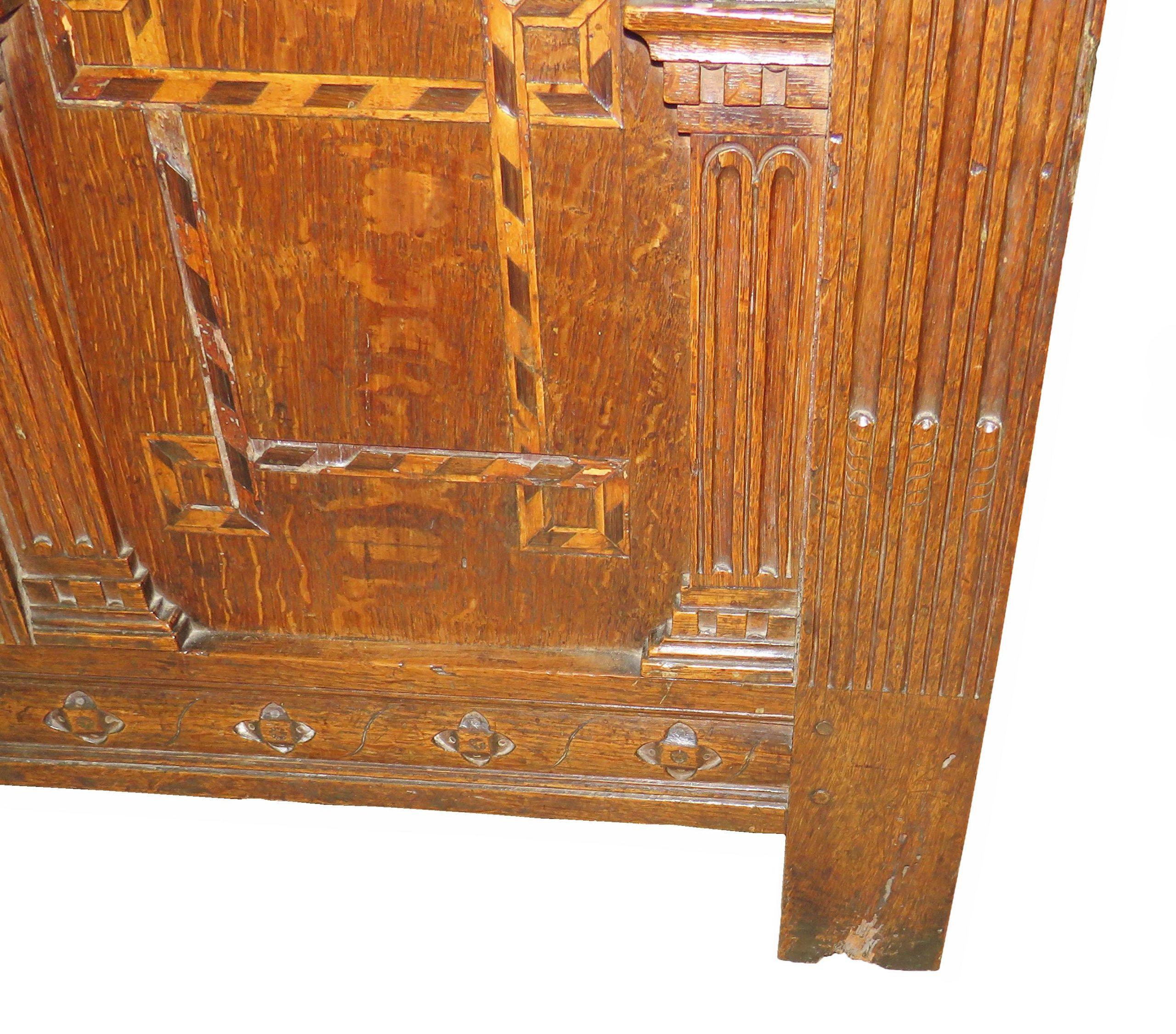 17th Century (Charles the I) English oak coffer of good bold proportions with unusual plank lid and original hinges, lock and key, over carved arcade front including interlocking flower heads, reeded arches, reeded stiles and chequered inlay