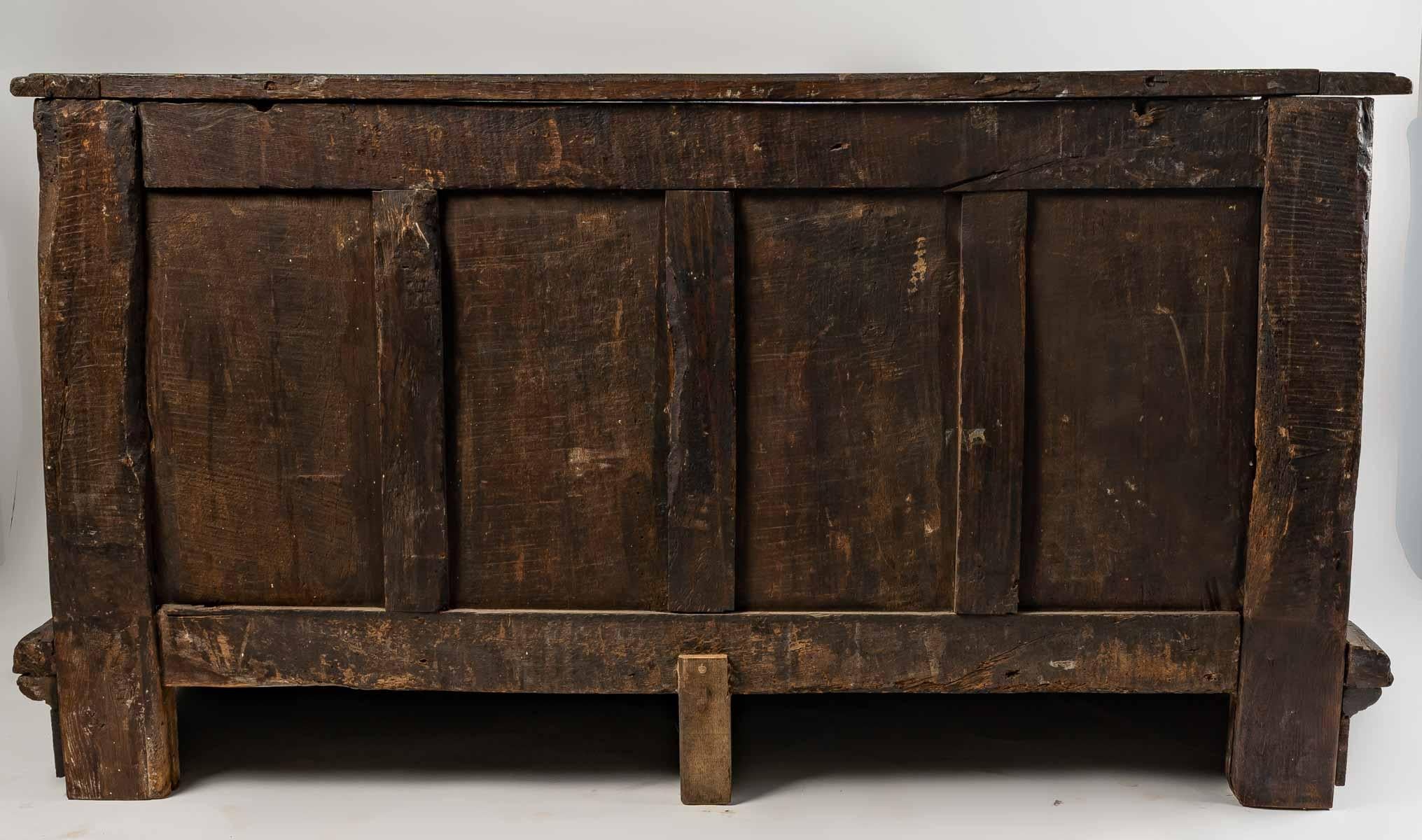 17th century chest, oak, opening on the top and door on the front door.
Measures: H: 78 cm, W: 144 cm, D: 63 cm.