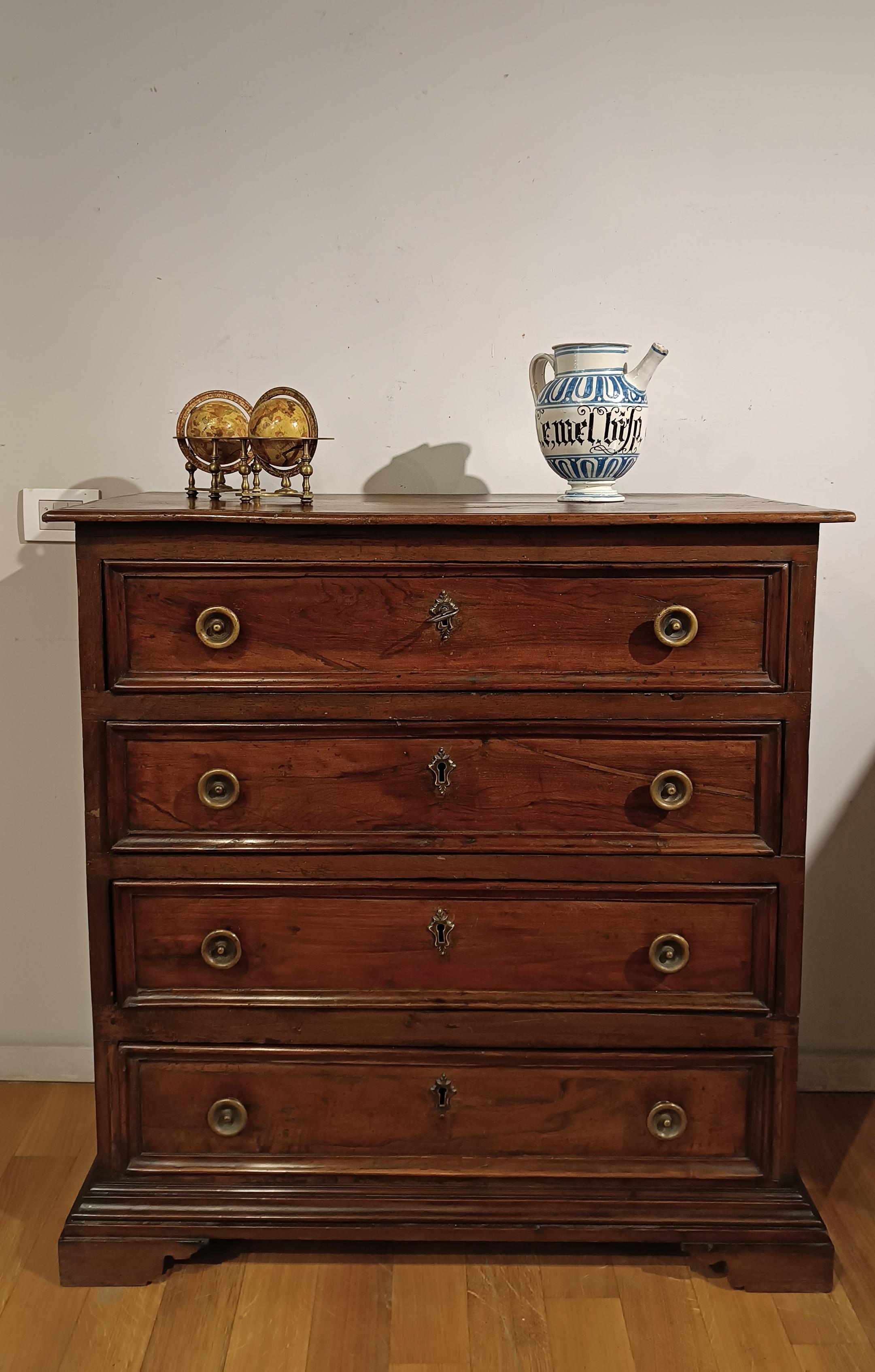 17th CENTURY CHEST OF DRAWERS IN SOLID AND VENEREED WALNUT For Sale 3