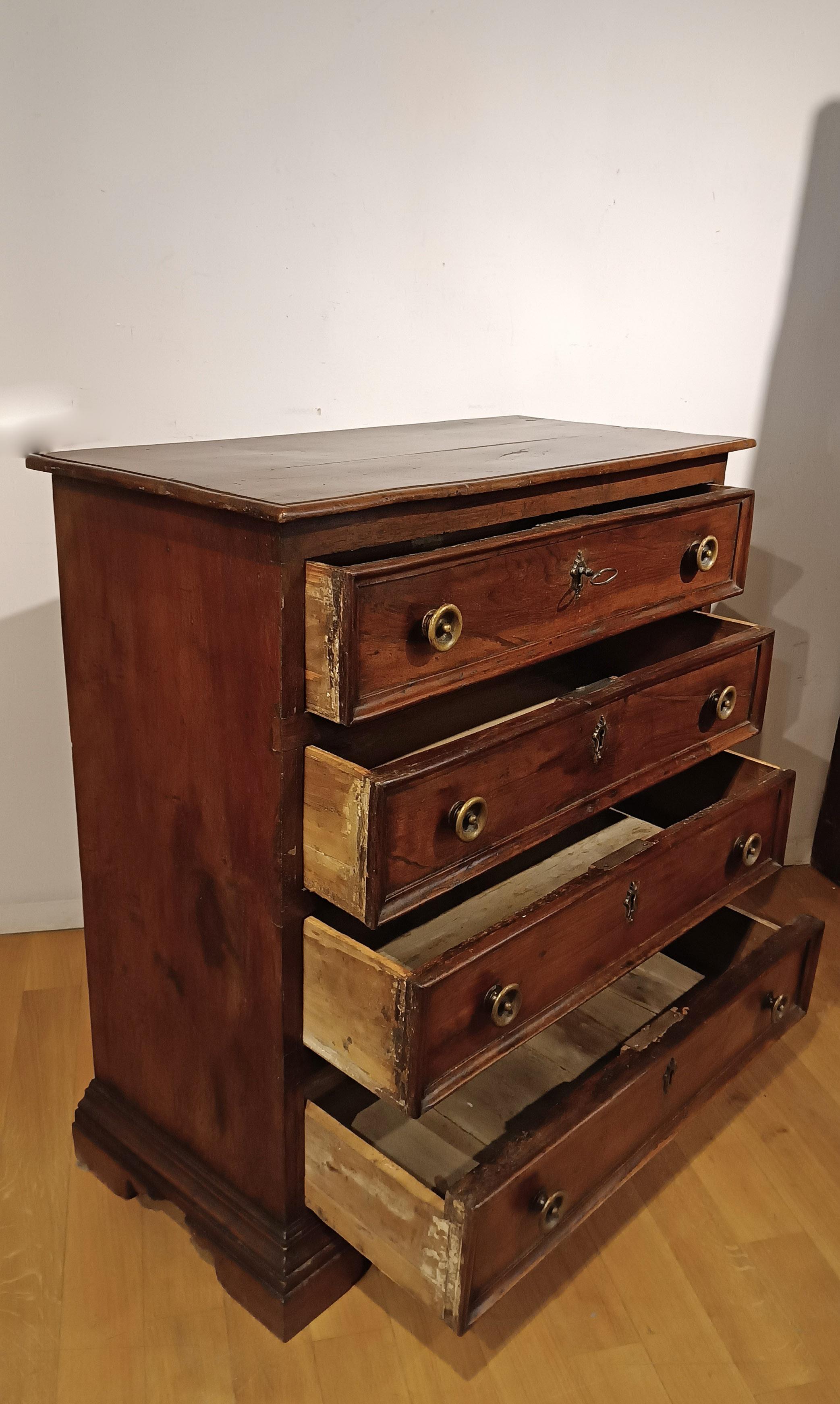 17th CENTURY CHEST OF DRAWERS IN SOLID AND VENEREED WALNUT For Sale 4