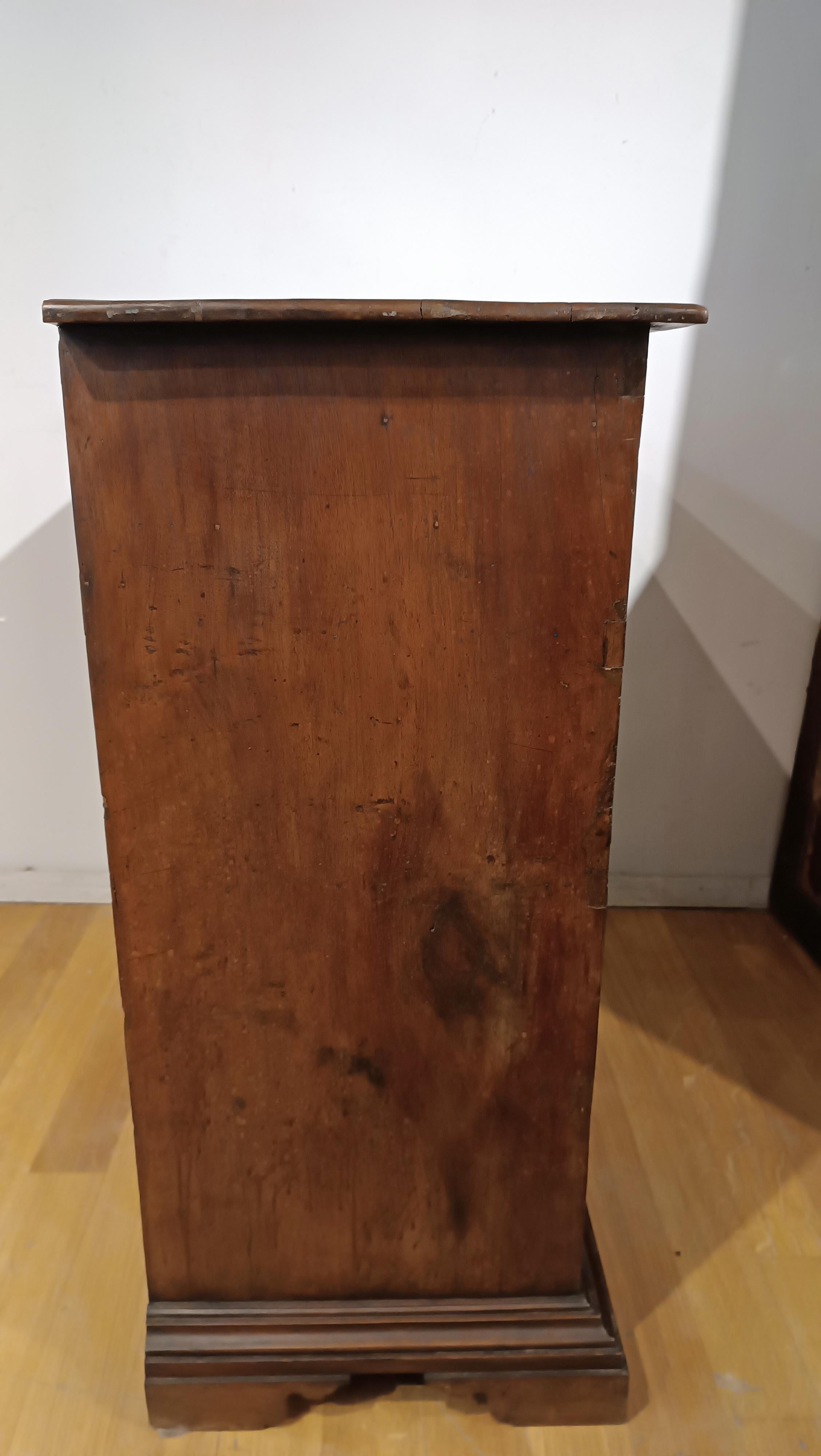 17th CENTURY CHEST OF DRAWERS IN SOLID AND VENEREED WALNUT For Sale 5