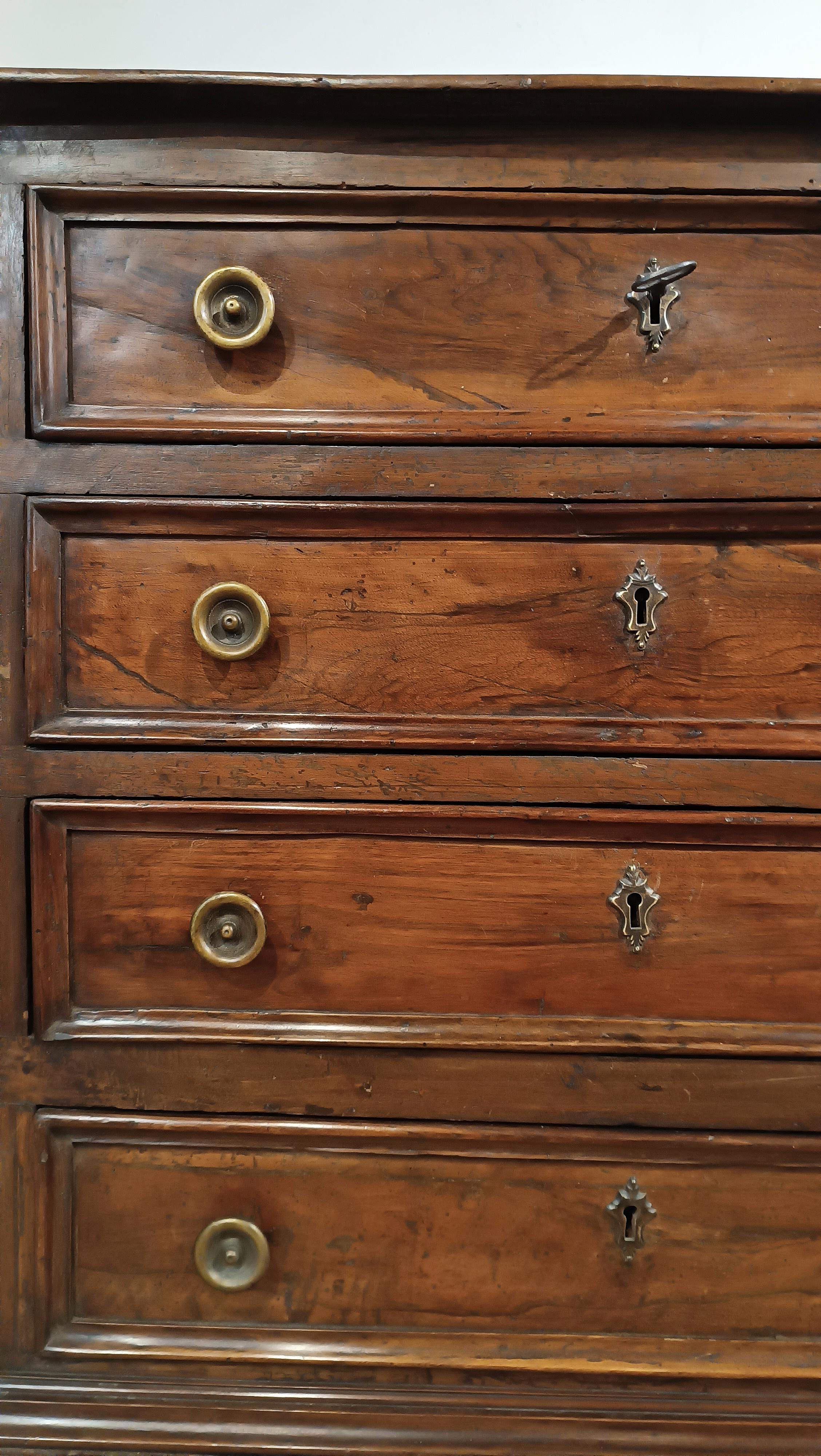 17th CENTURY CHEST OF DRAWERS IN SOLID AND VENEREED WALNUT 9