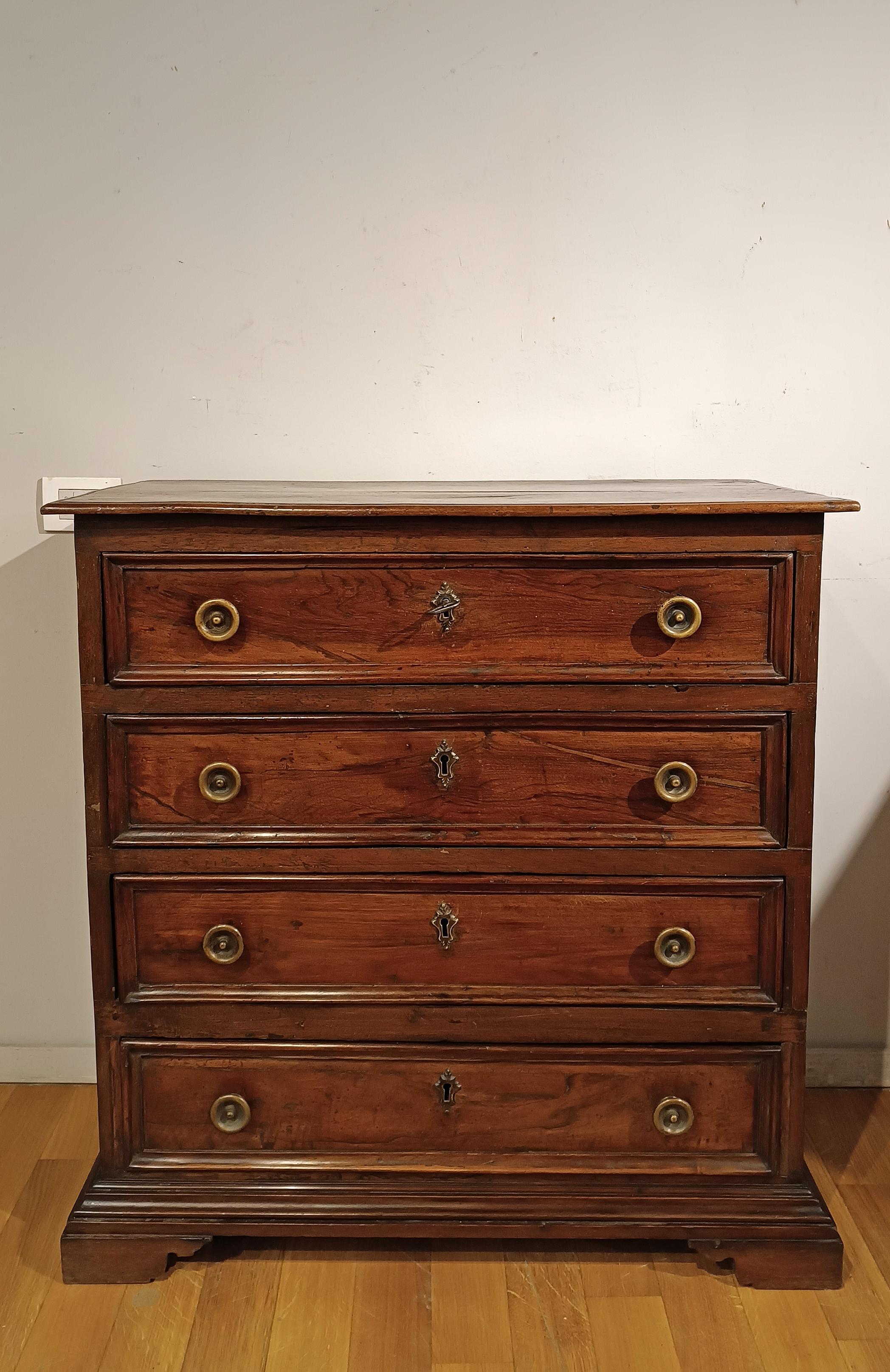 17th CENTURY CHEST OF DRAWERS IN SOLID AND VENEREED WALNUT 10