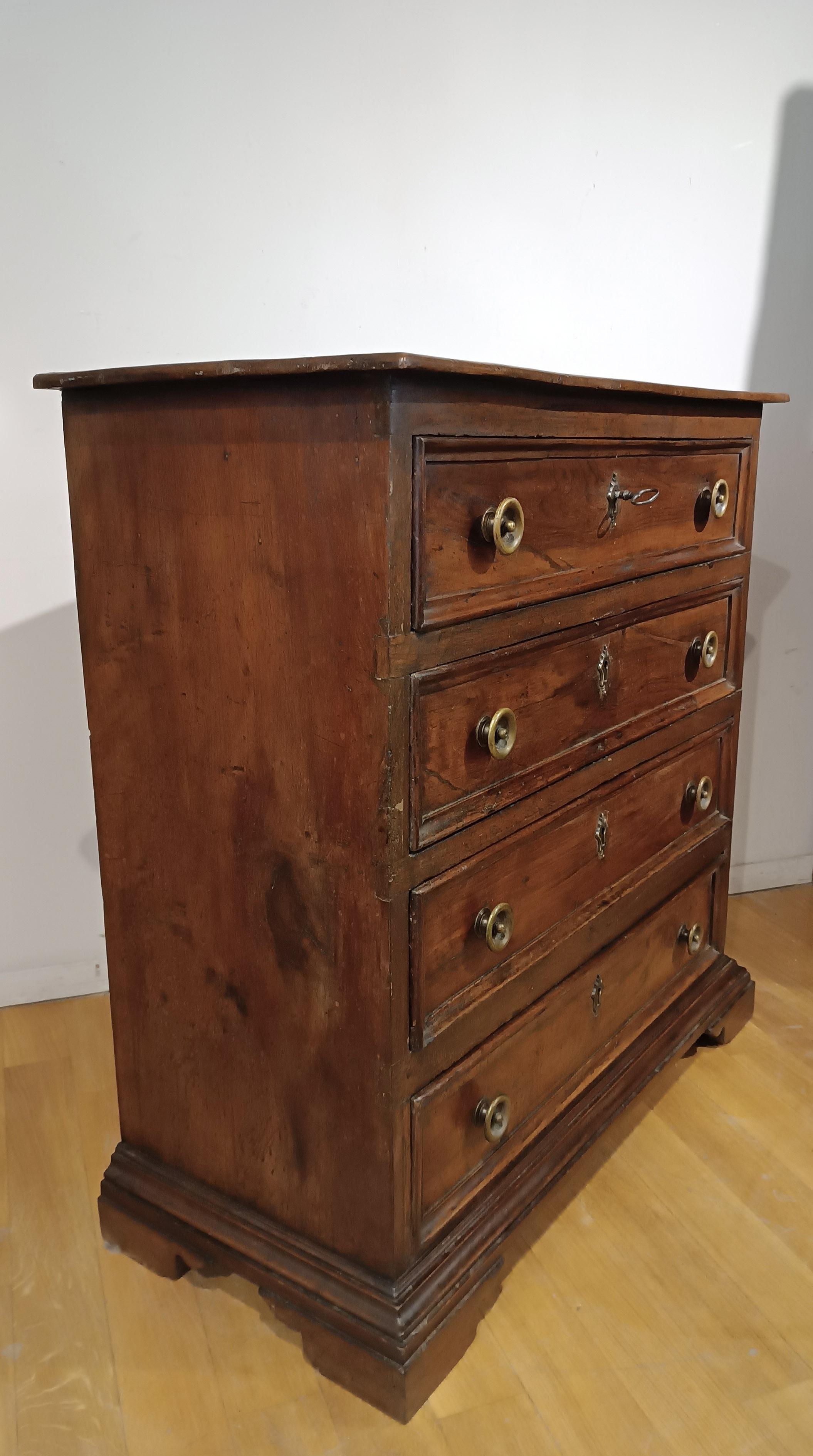 Italian 17th CENTURY CHEST OF DRAWERS IN SOLID AND VENEREED WALNUT For Sale