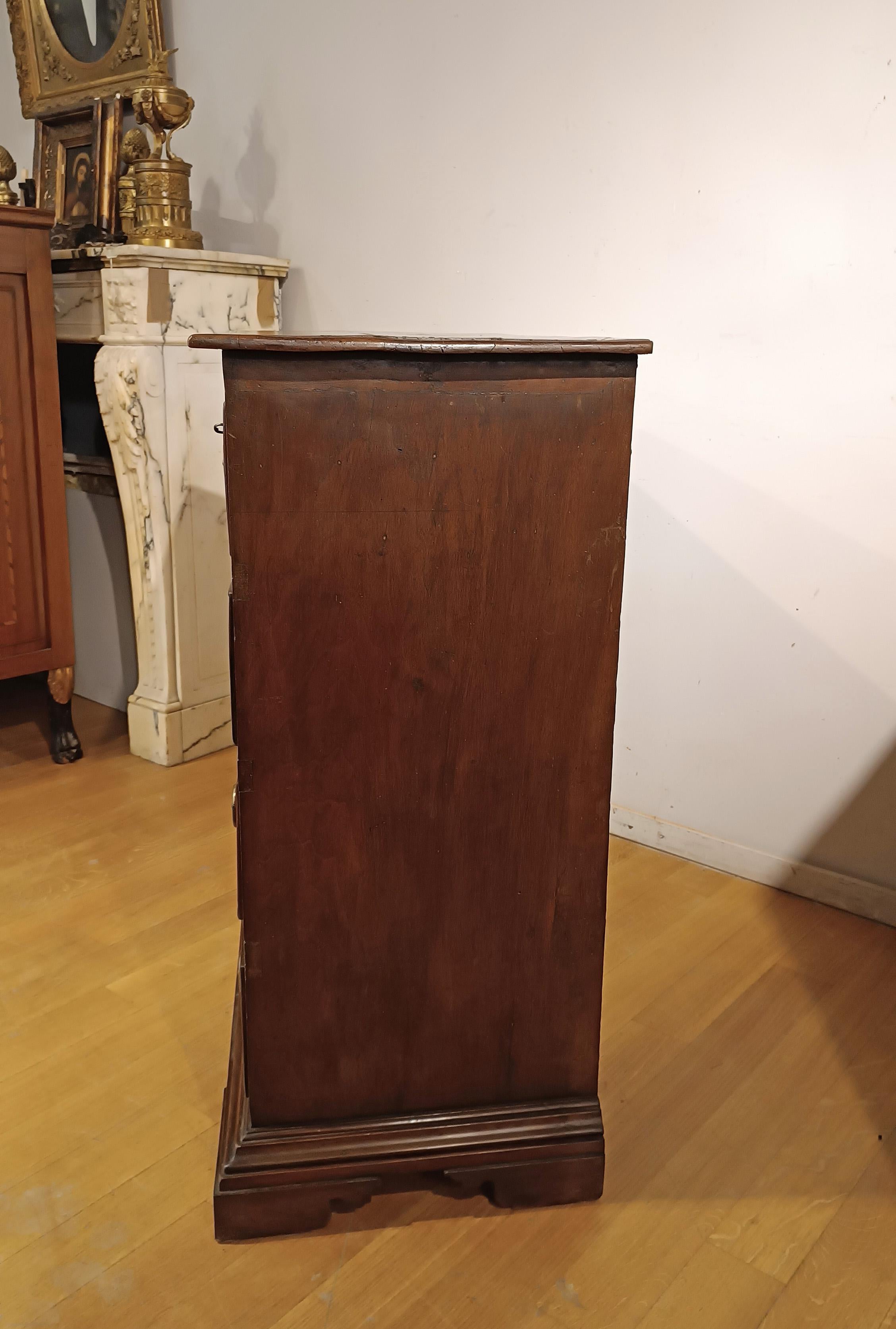 17th CENTURY CHEST OF DRAWERS IN SOLID AND VENEREED WALNUT In Good Condition In Firenze, FI