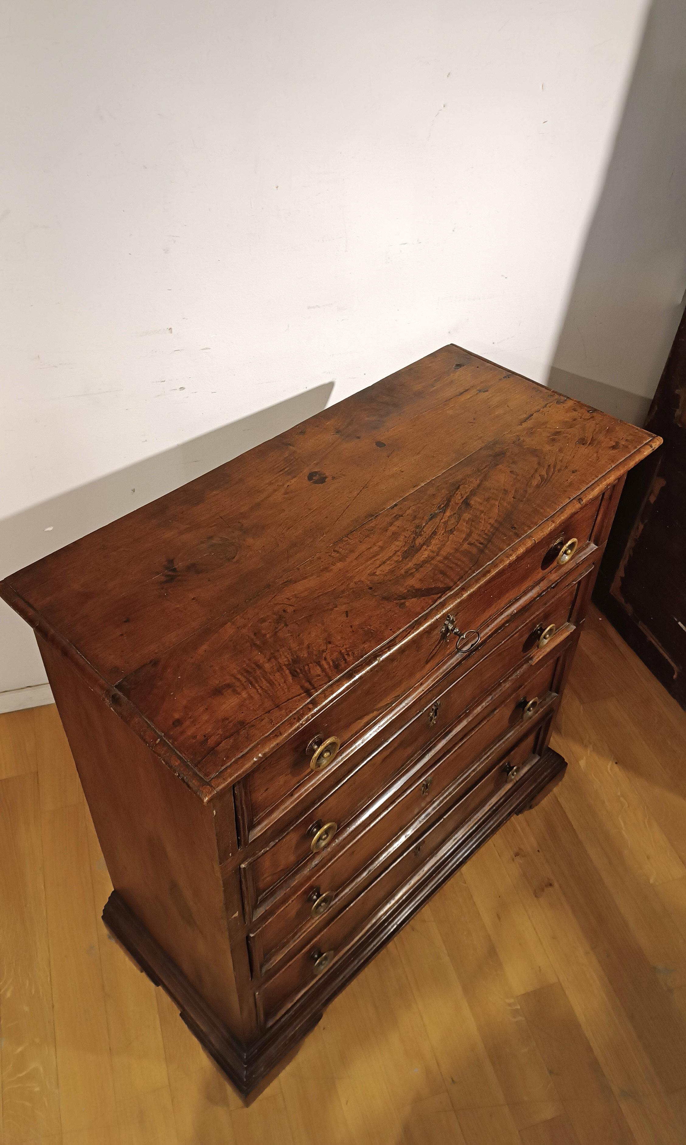 17th Century 17th CENTURY CHEST OF DRAWERS IN SOLID AND VENEREED WALNUT For Sale