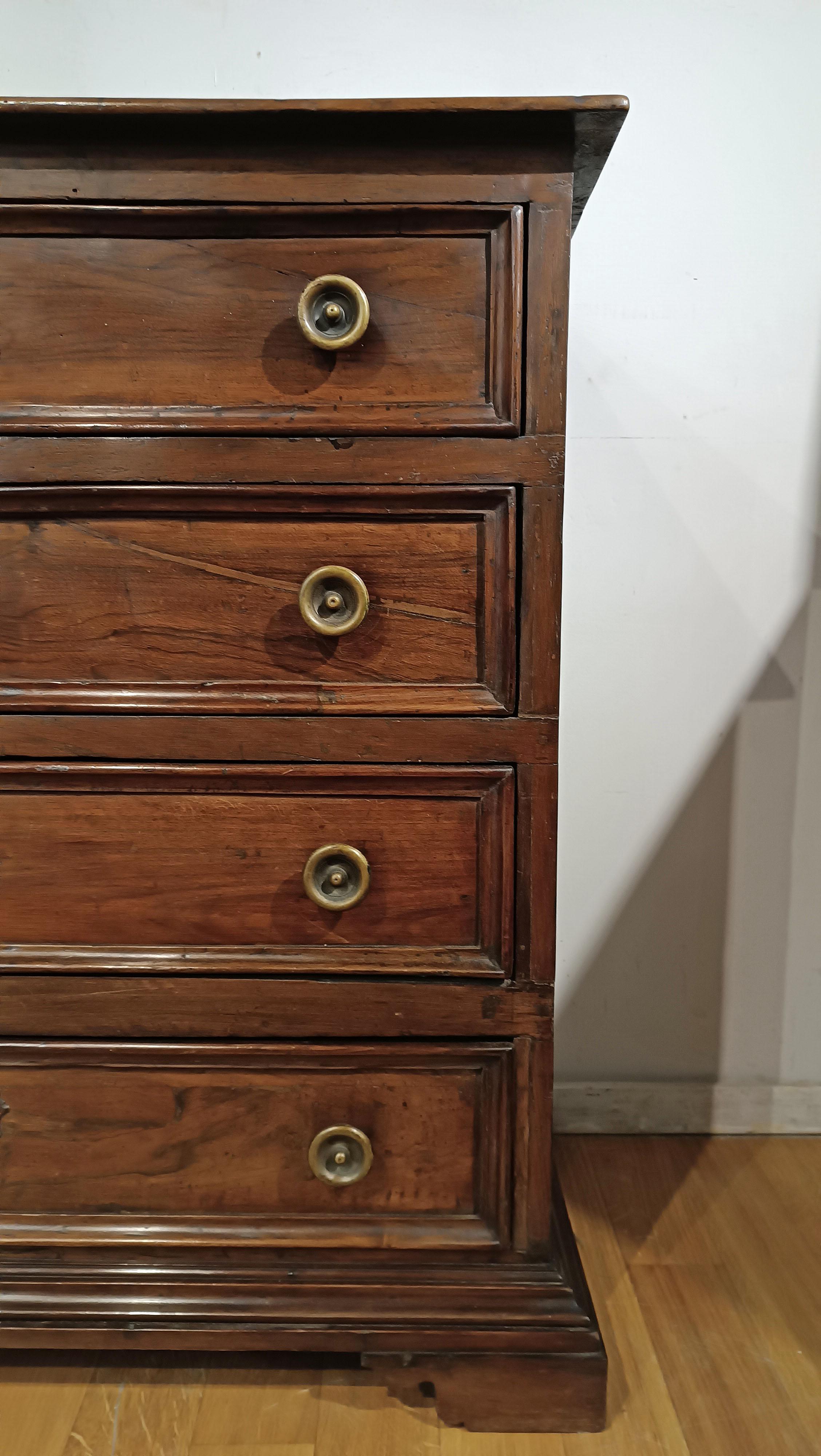 17th CENTURY CHEST OF DRAWERS IN SOLID AND VENEREED WALNUT For Sale 1