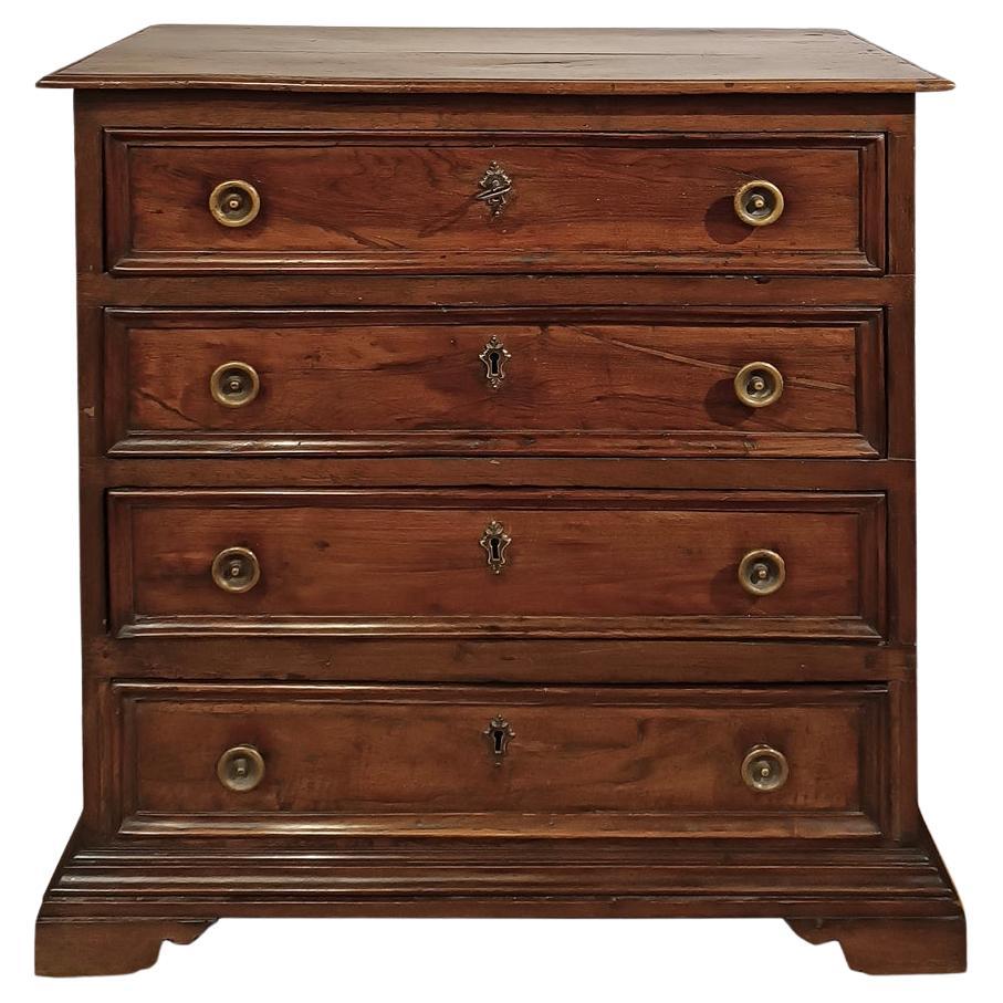 17th CENTURY CHEST OF DRAWERS IN SOLID AND VENEREED WALNUT For Sale