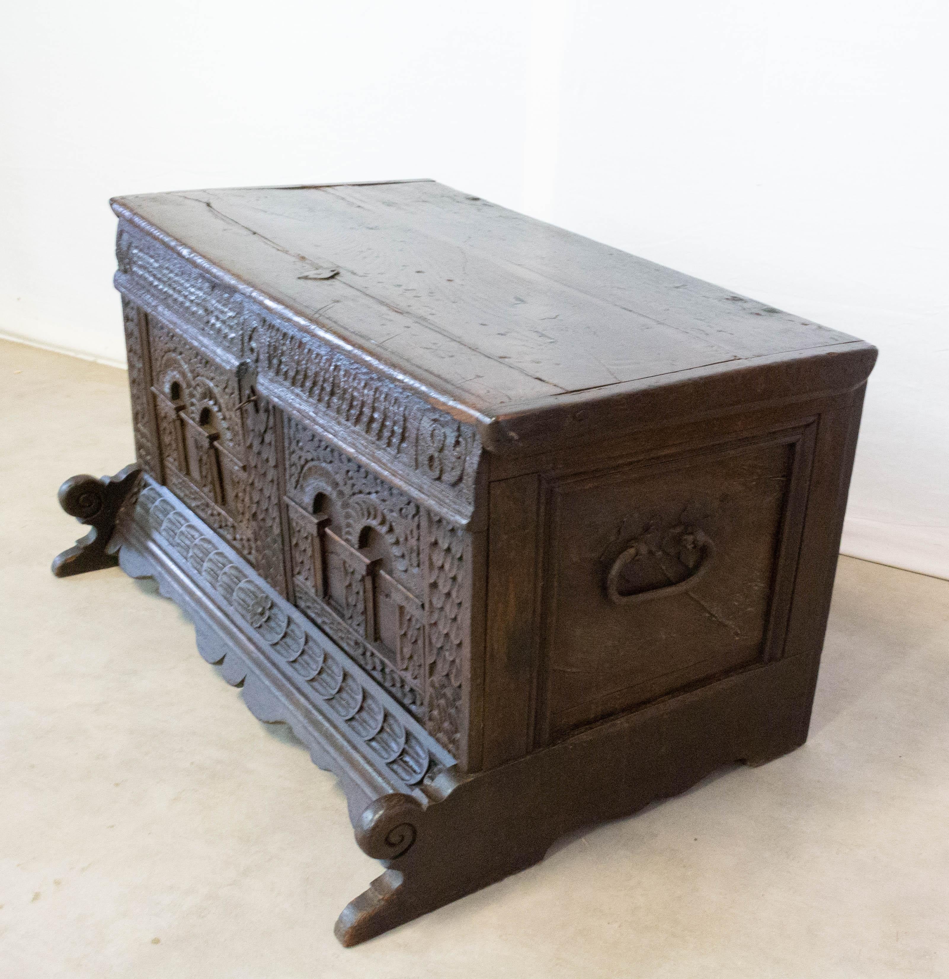 17th Century Chest or Coffer Carved Oak French Provincial Year 1689 In Good Condition In Labrit, Landes