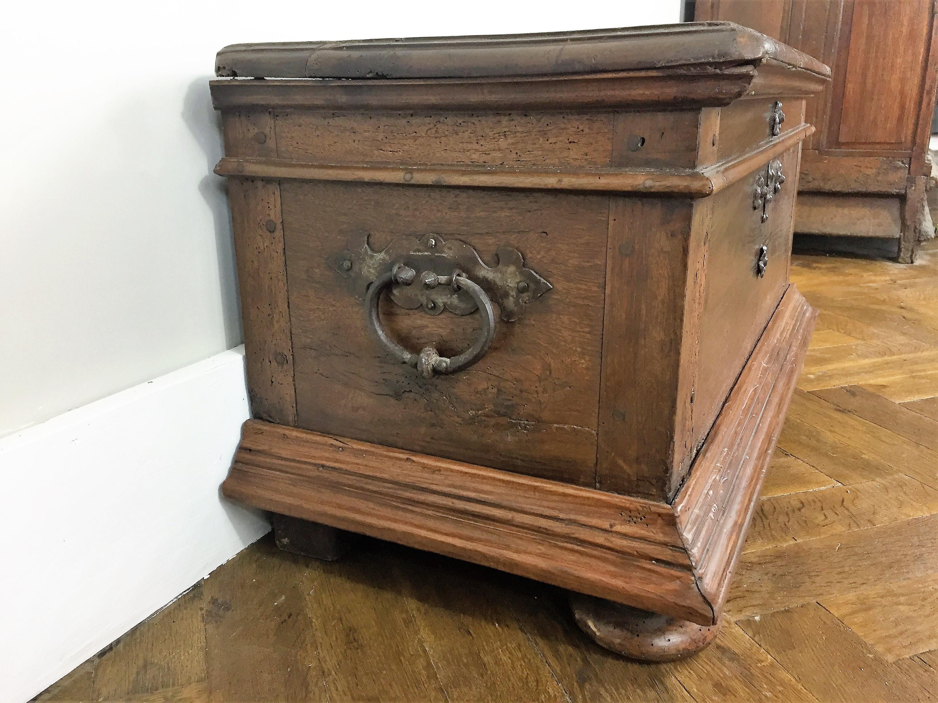 Charming small chest with flat ball shape feet. Lock surrounded by four stylized wrought iron flowers. On the sides two beautiful wrought iron handles.
This kind of chest was usually used for traveling, its the ancestors of the suitcase.
France,