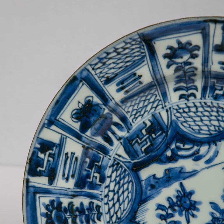 Hand-Painted Antique 17th Century Chinese Blue and White Plate Made circa 1660 For Sale
