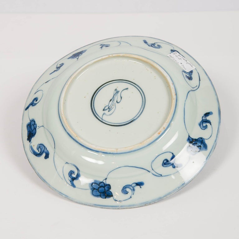 Antique 17th Century Chinese Blue and White Plate Made circa 1660 In Excellent Condition For Sale In Katonah, NY