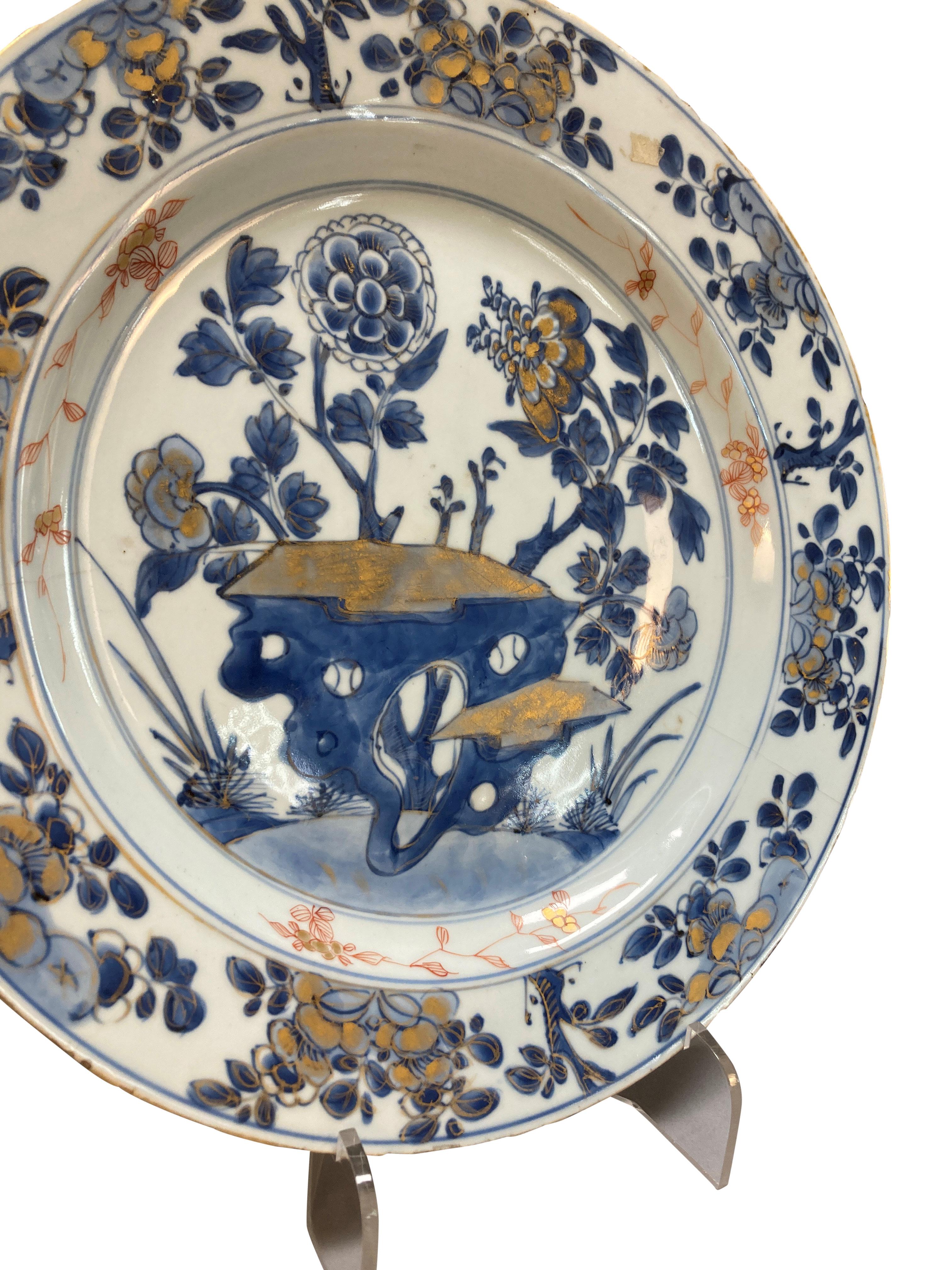 Grande assiette en porcelaine chinoise Kangxi du XVIIe siècle, peinte à la main avec des rehauts de feuilles d'or. En bon état, juste des grignotages sur les bords.