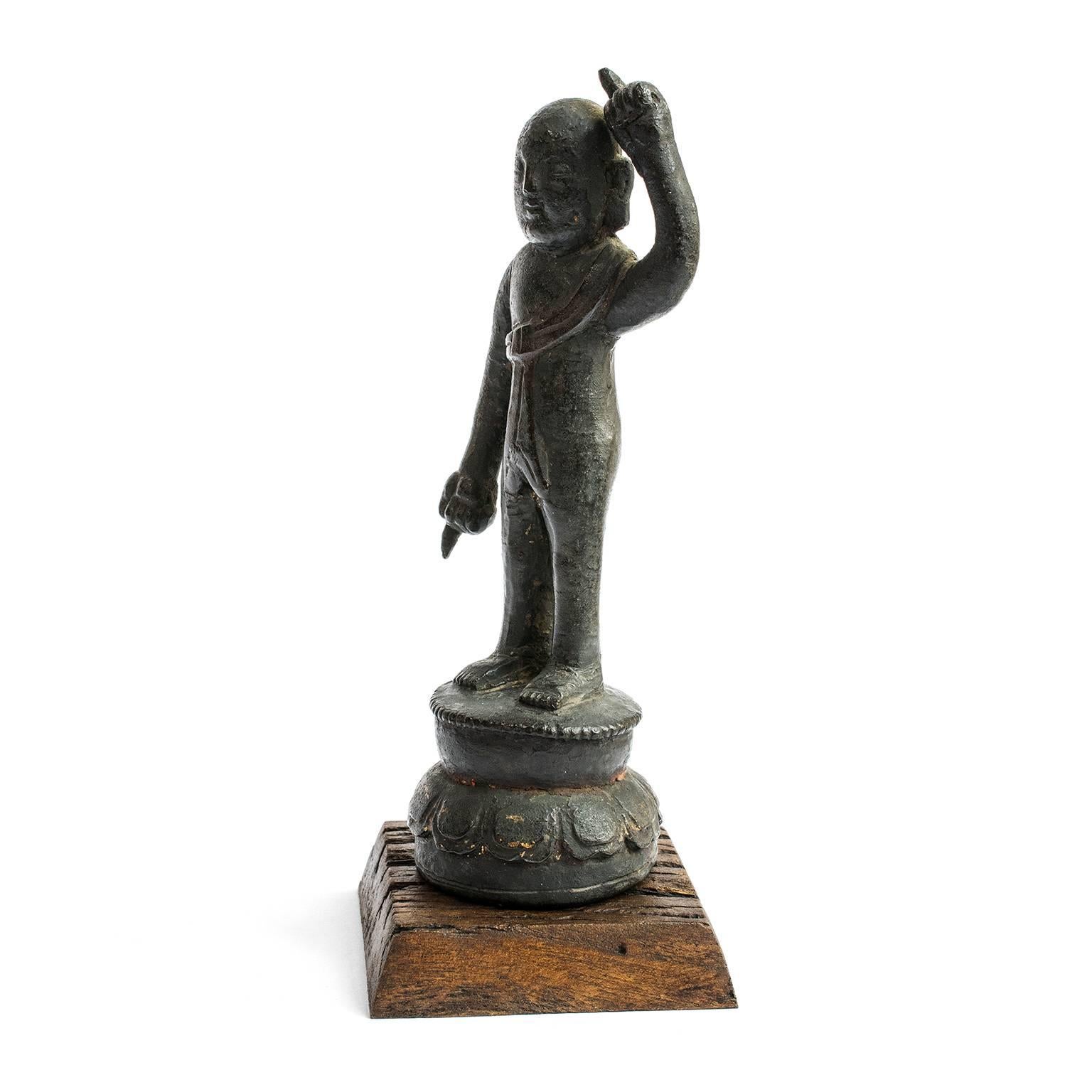 17th Century Chinese Ming Bronze Figure of a Boy In Good Condition For Sale In Chicago, IL