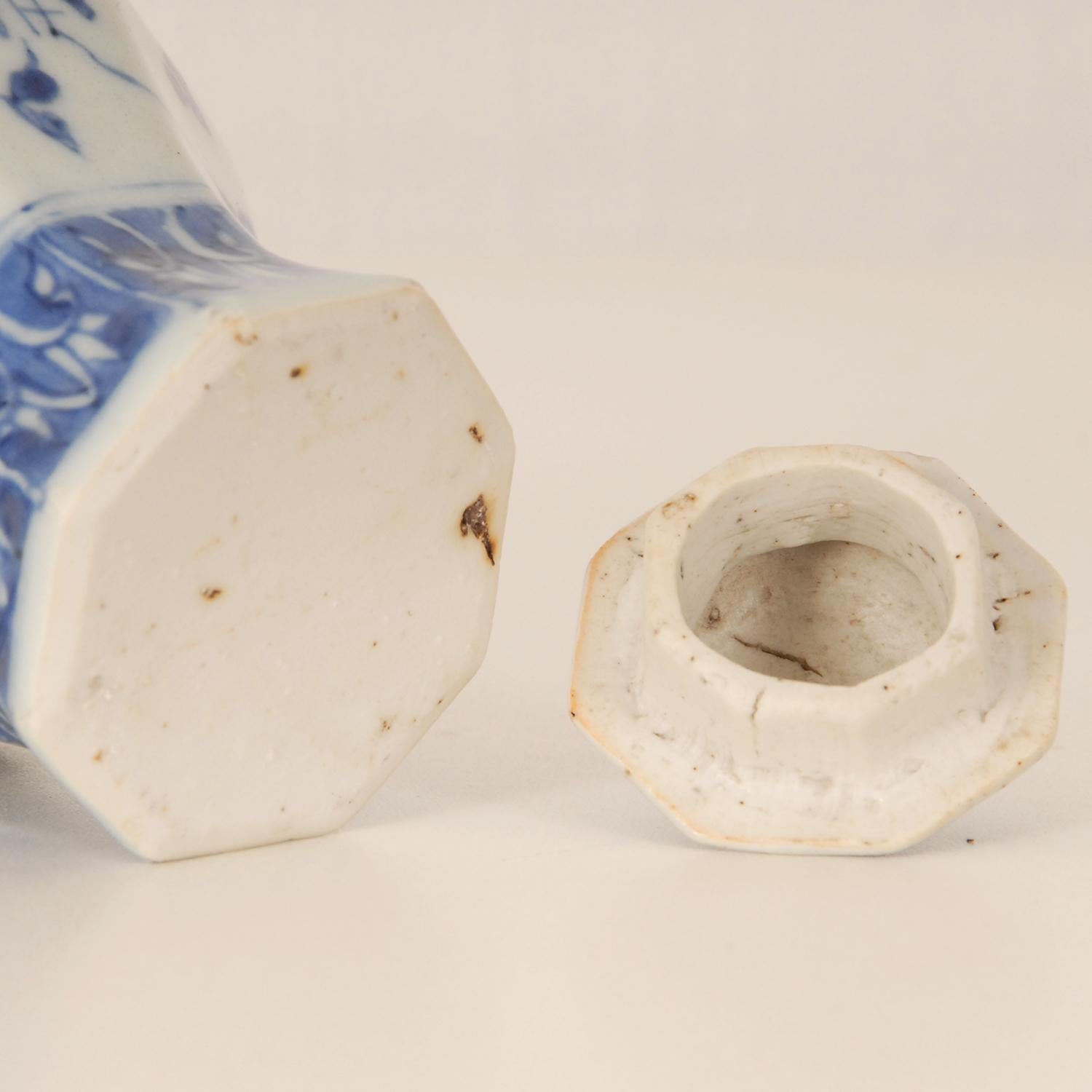 Céramique Vase en céramique de porcelaine chinoise Ming bleu et blanc du 17ème siècle recouvert en vente