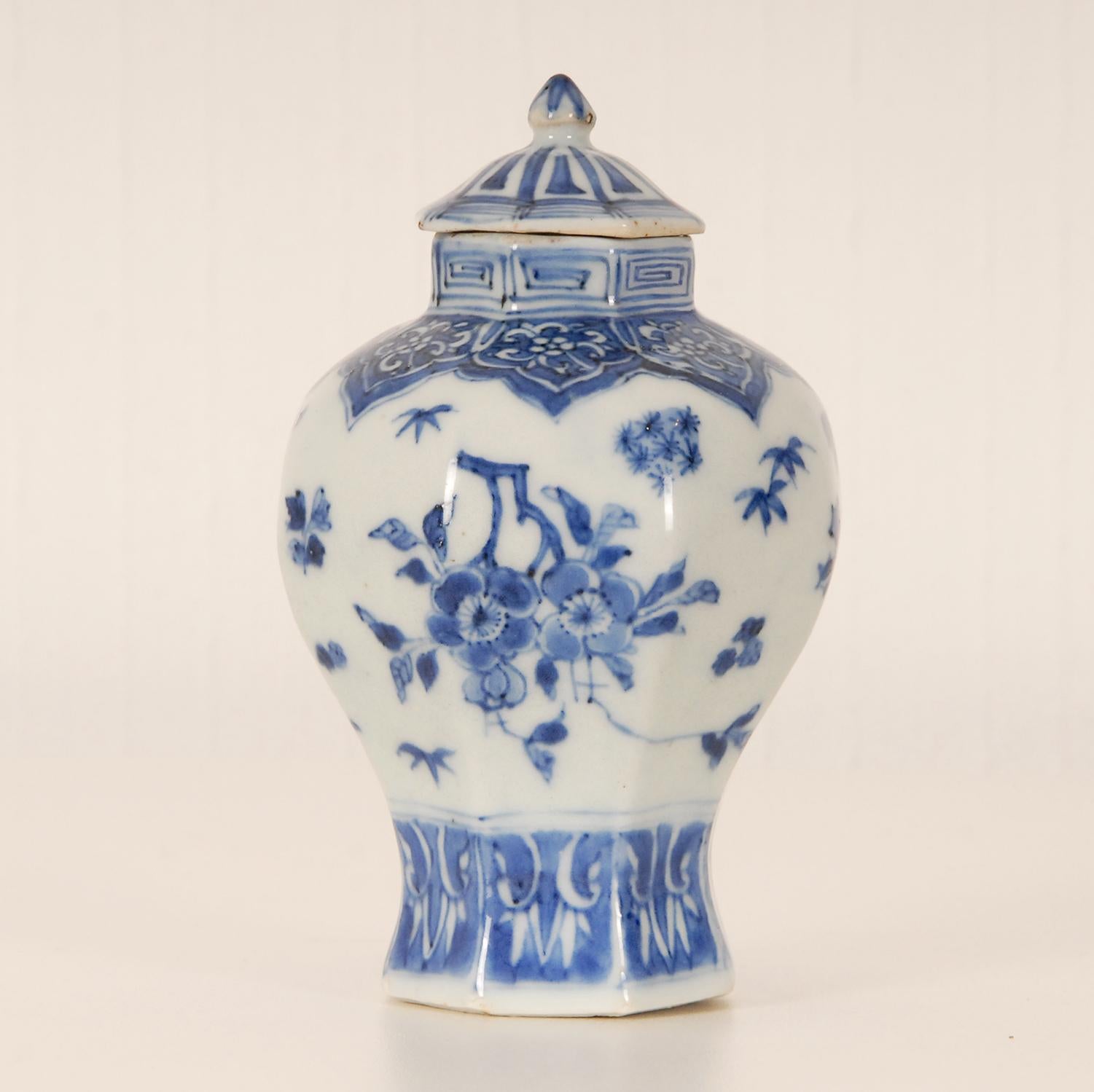 Antique 17th Century Chinese porcelain - Ceramic covered vase
Origin: China, Period Late Ming, approx 1630 - 1645
Form - Octagonal baluster vase - jar with cover
Color: Blue and White
Fully hand crafted and hand decorated with scattered flower