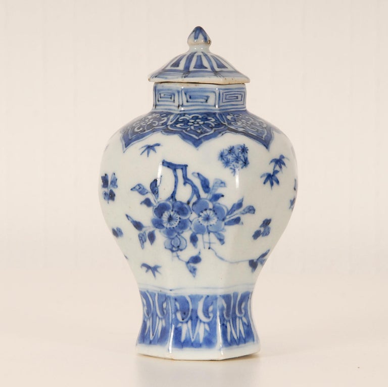 Vase en céramique de porcelaine chinoise Ming bleu et blanc du 17ème siècle  recouvert En vente sur 1stDibs