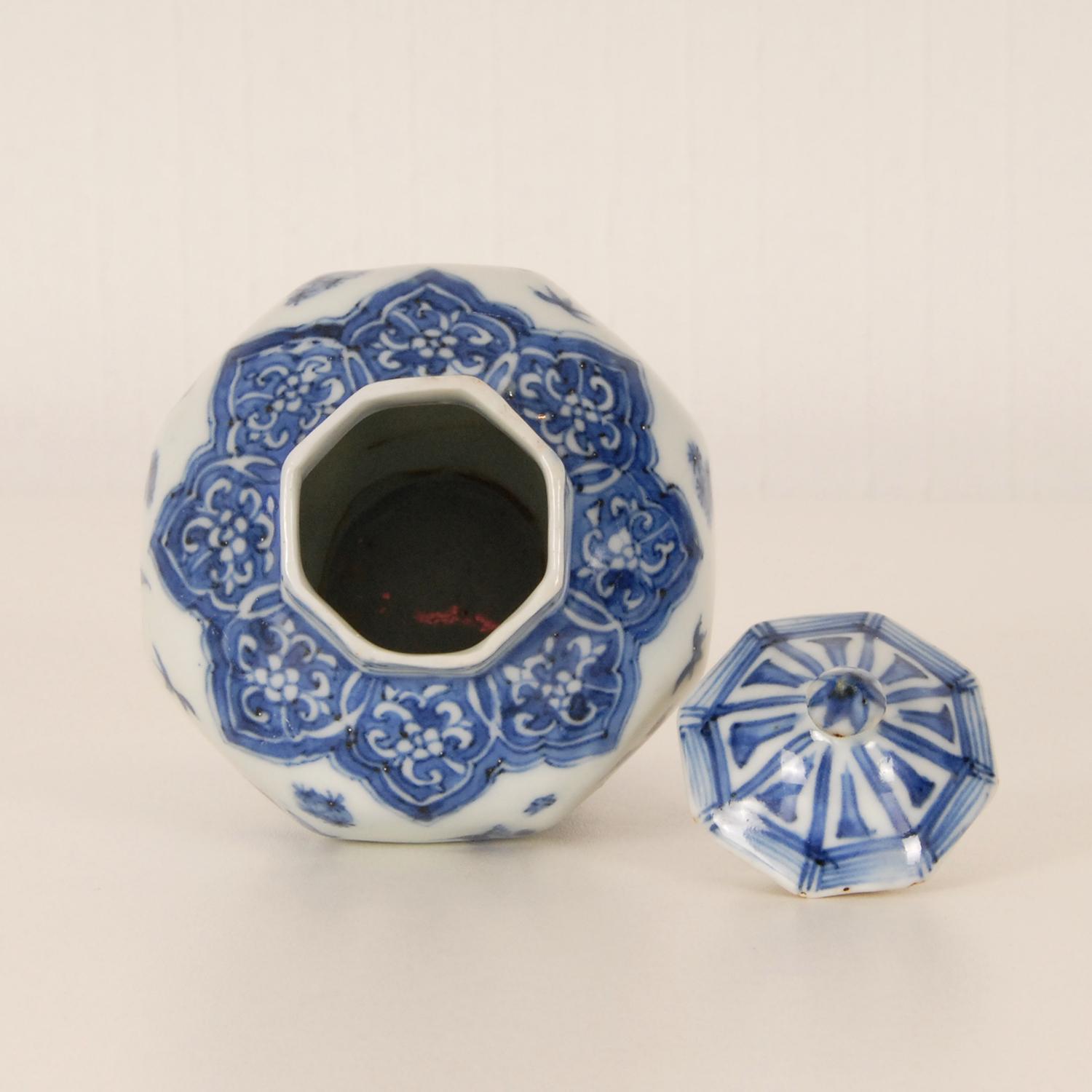 Hand-Crafted 17th century Chinese Ming Porcelain Ceramic Blue and White Vase Covered For Sale