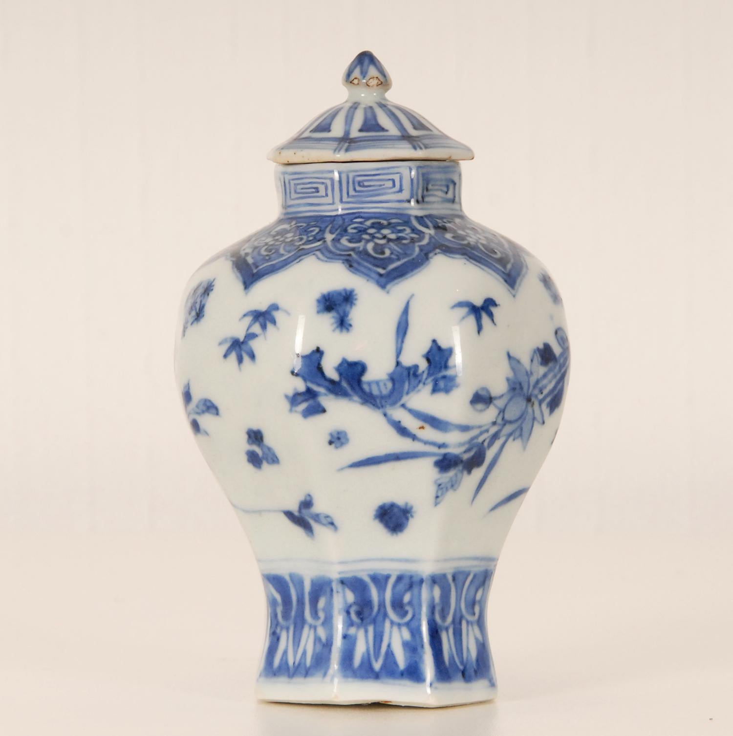 17th century Chinese Ming Porcelain Ceramic Blue and White Vase Covered In Good Condition For Sale In Wommelgem, VAN