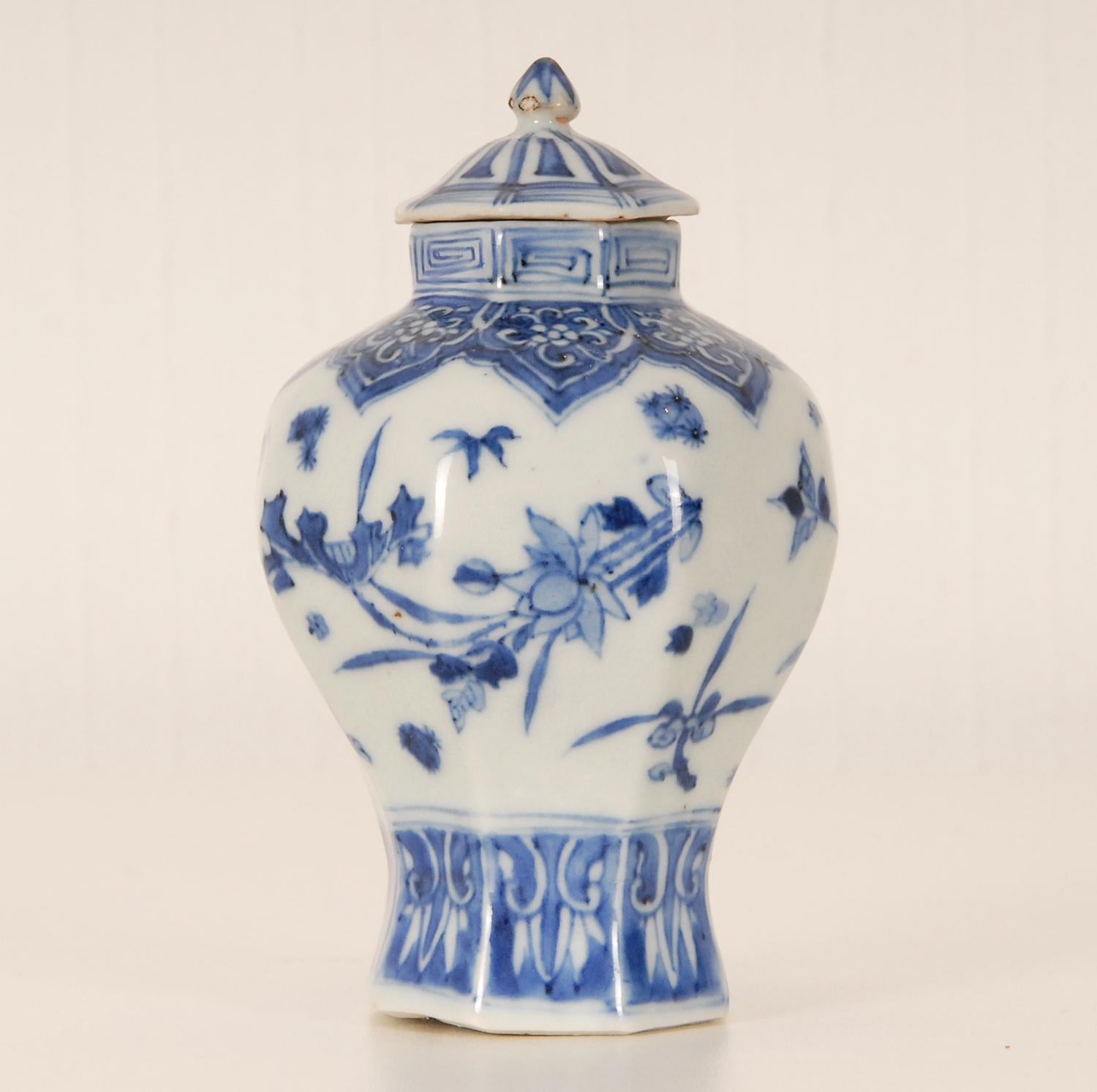 18th Century and Earlier 17th century Chinese Ming Porcelain Ceramic Blue and White Vase Covered For Sale