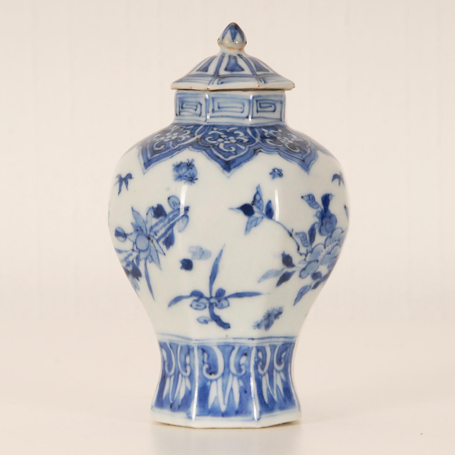 Chinois Vase en céramique de porcelaine chinoise Ming bleu et blanc du 17ème siècle recouvert en vente